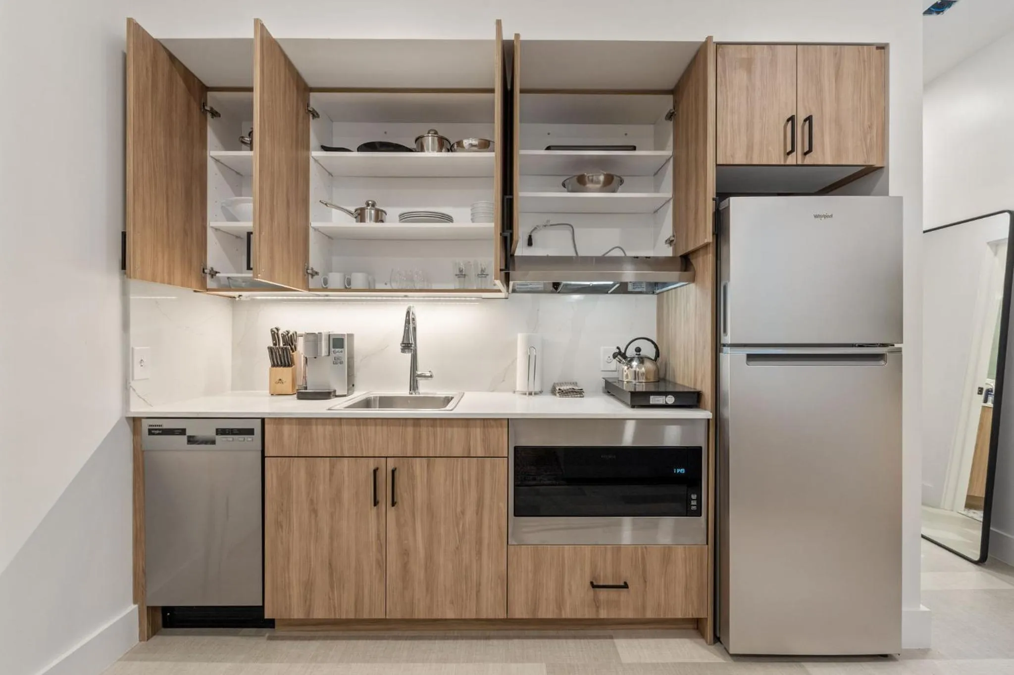 Kitchen or kitchenette in The Continental, powered by Placemakr - Downtown - Market Square