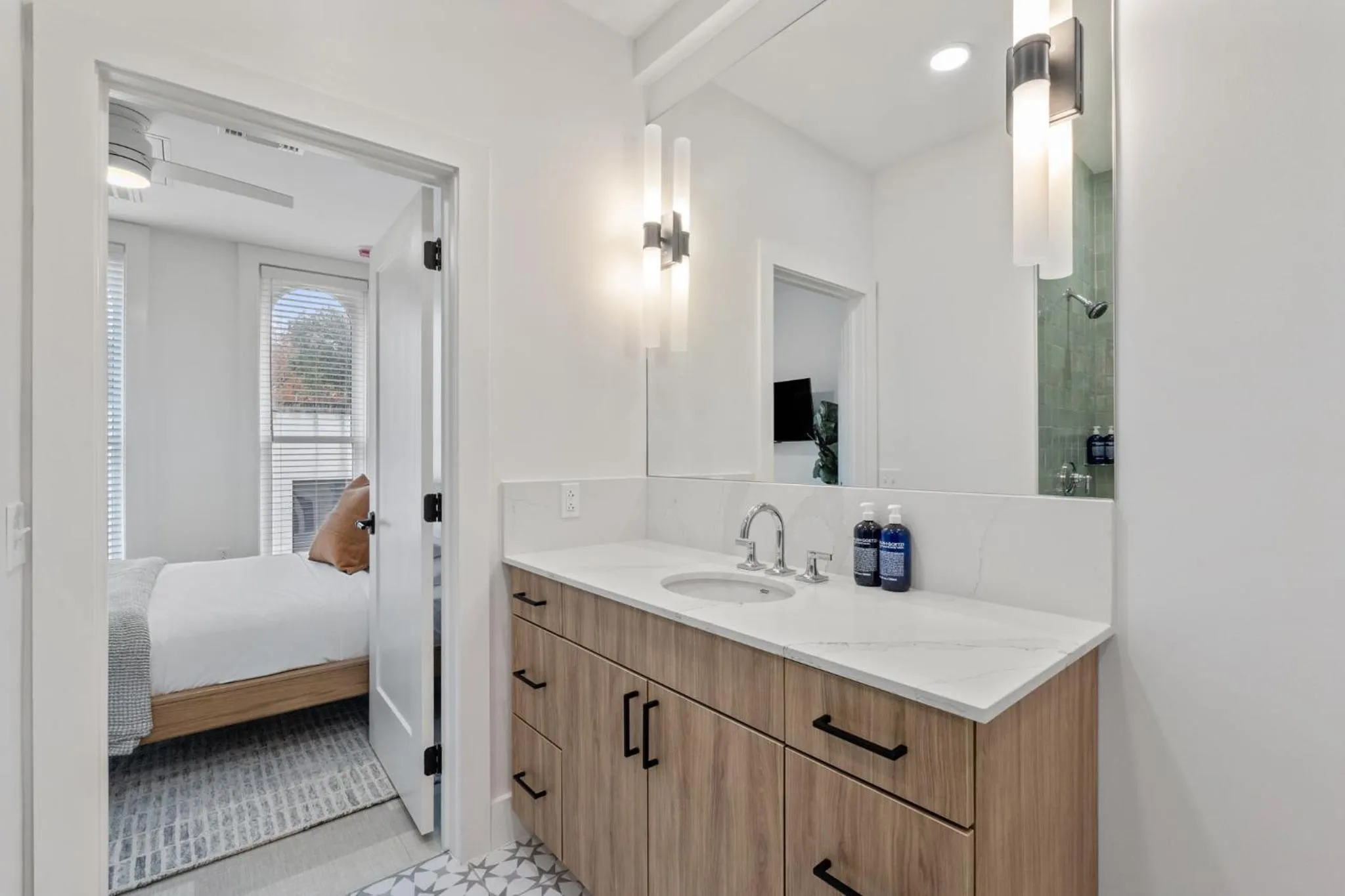 Bathroom, Bed in The Continental, powered by Placemakr - Downtown - Market Square