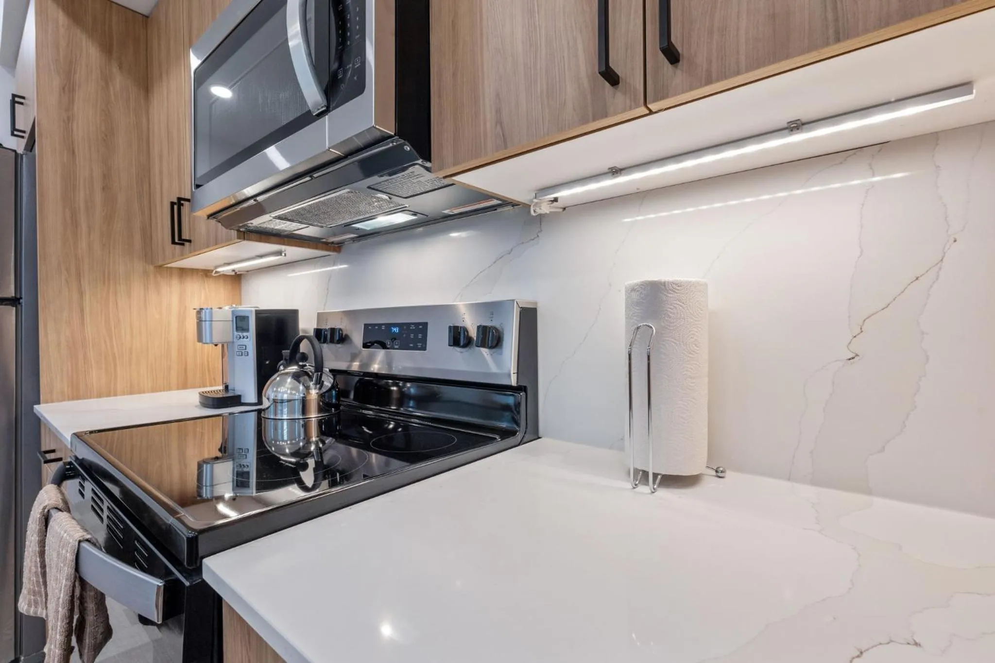 Kitchen or kitchenette in The Continental, powered by Placemakr - Downtown - Market Square