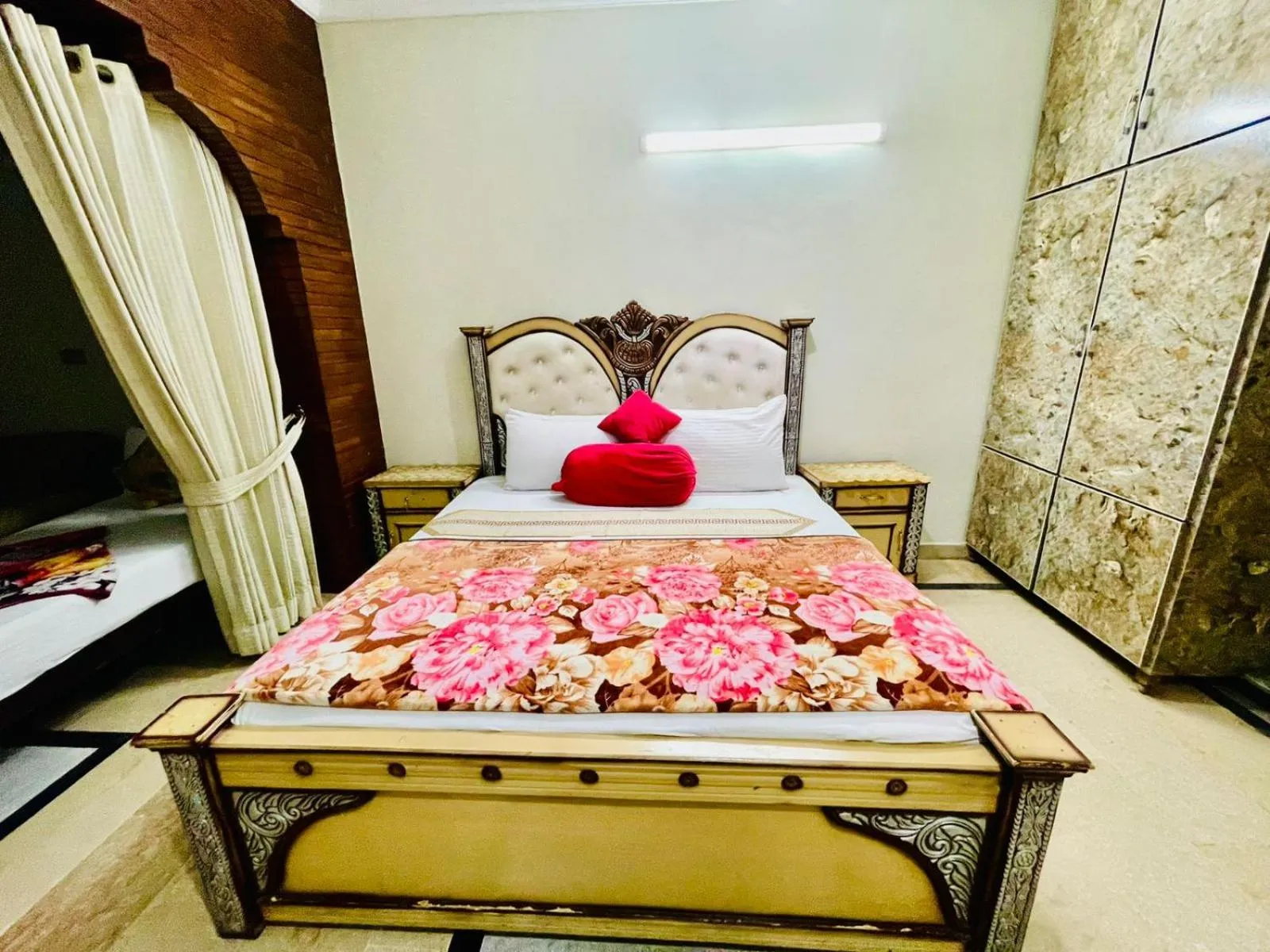 Bed in Neelum Guest House