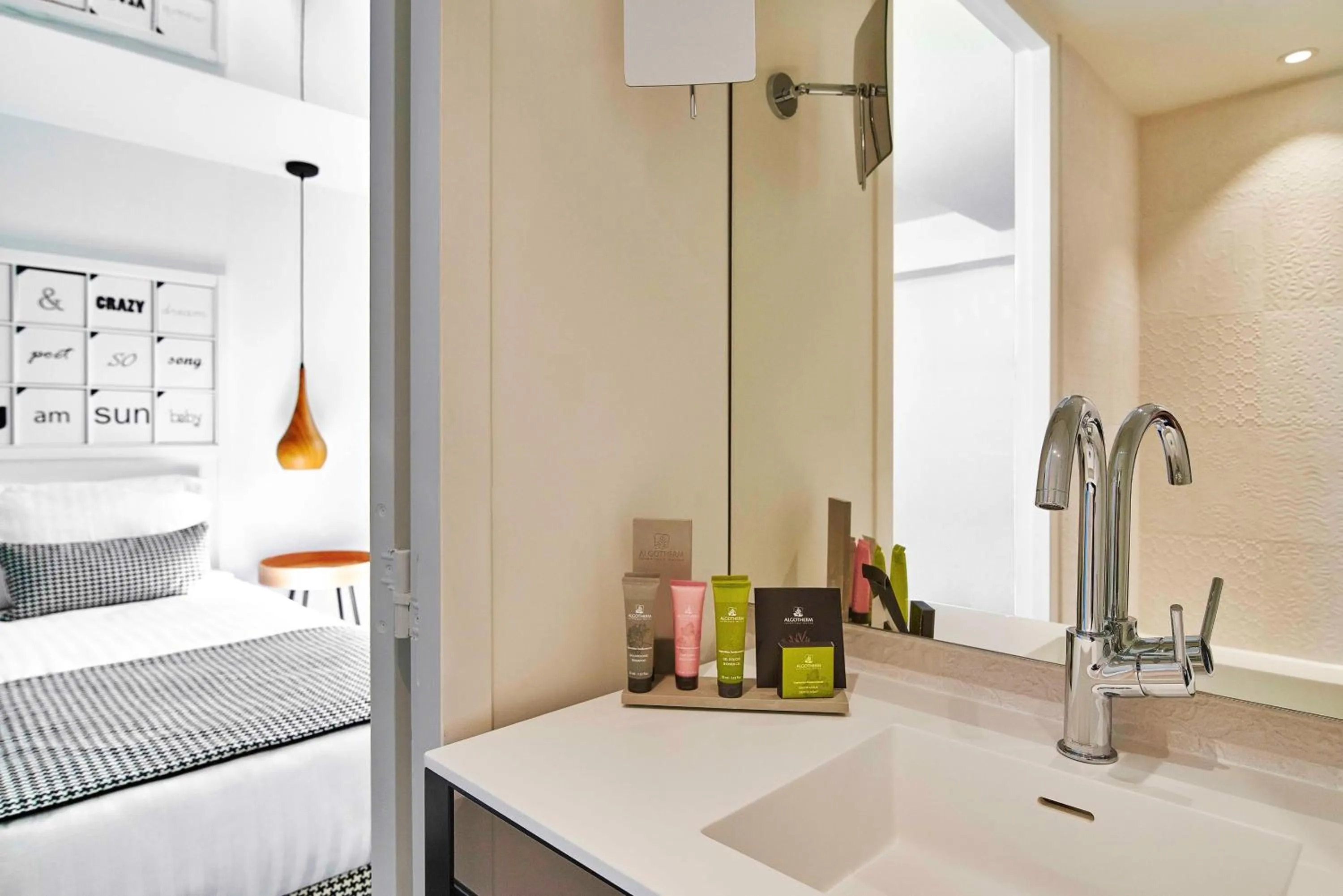 Bathroom, Bed in Hotel Joke - Astotel