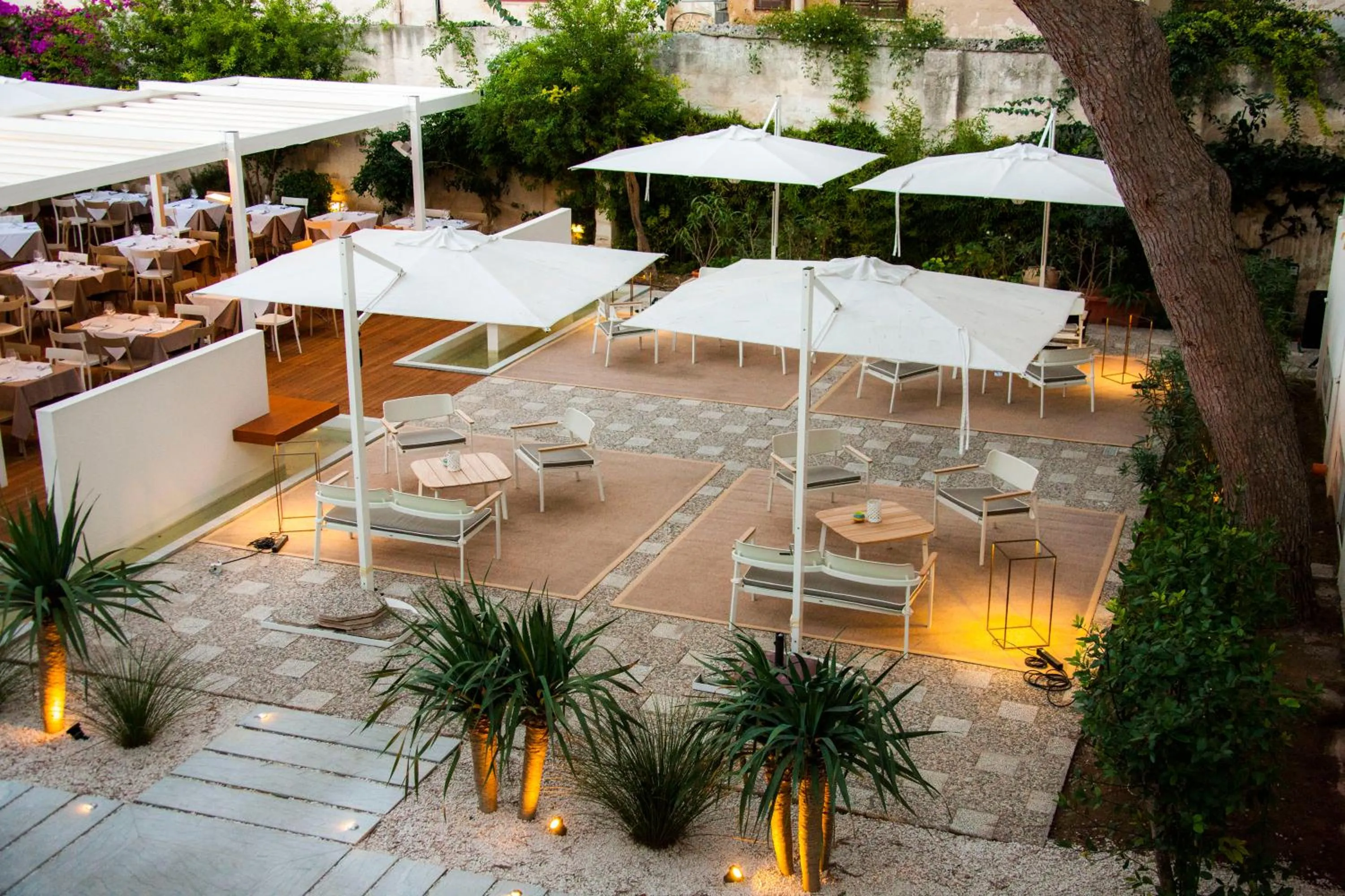 Restaurant/places to eat in Aegusa Hotel