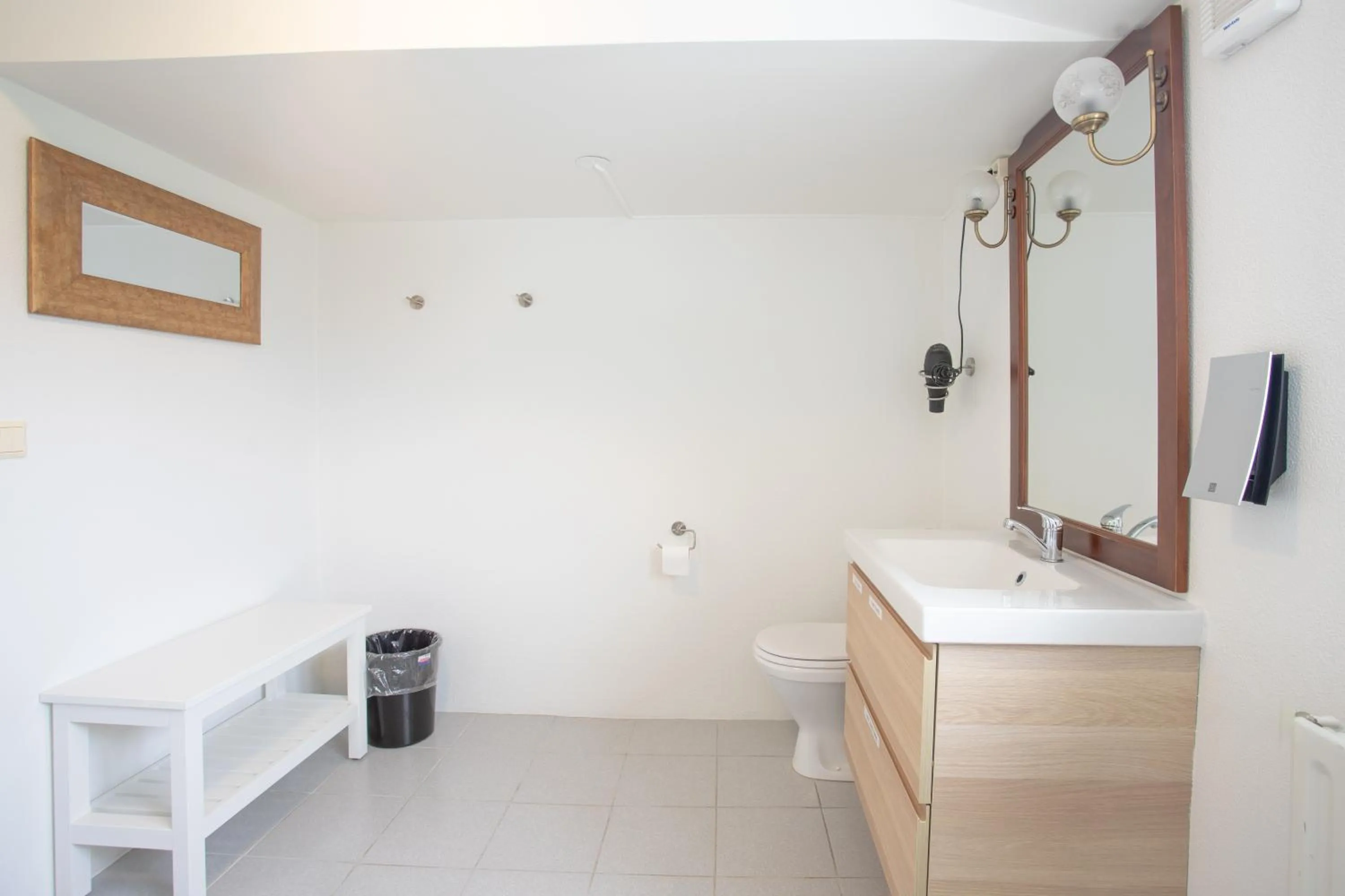 Shower in Old Airline Guesthouse