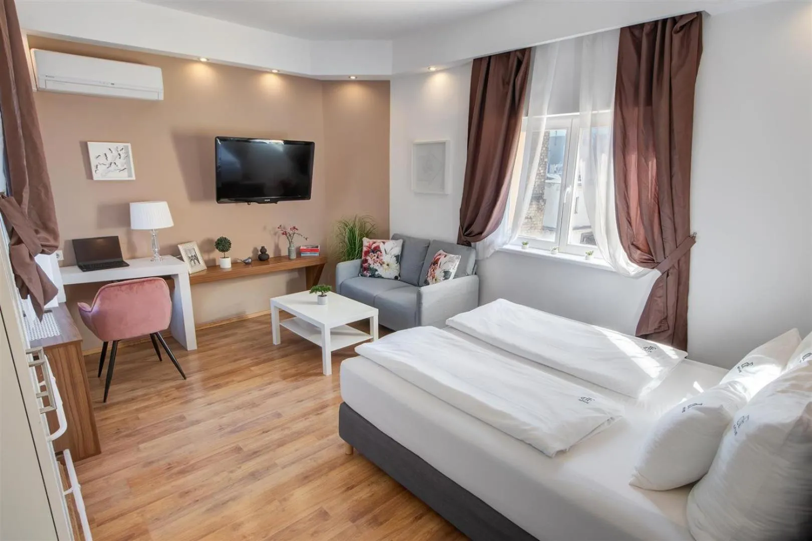 Premium Studio Szervita Square