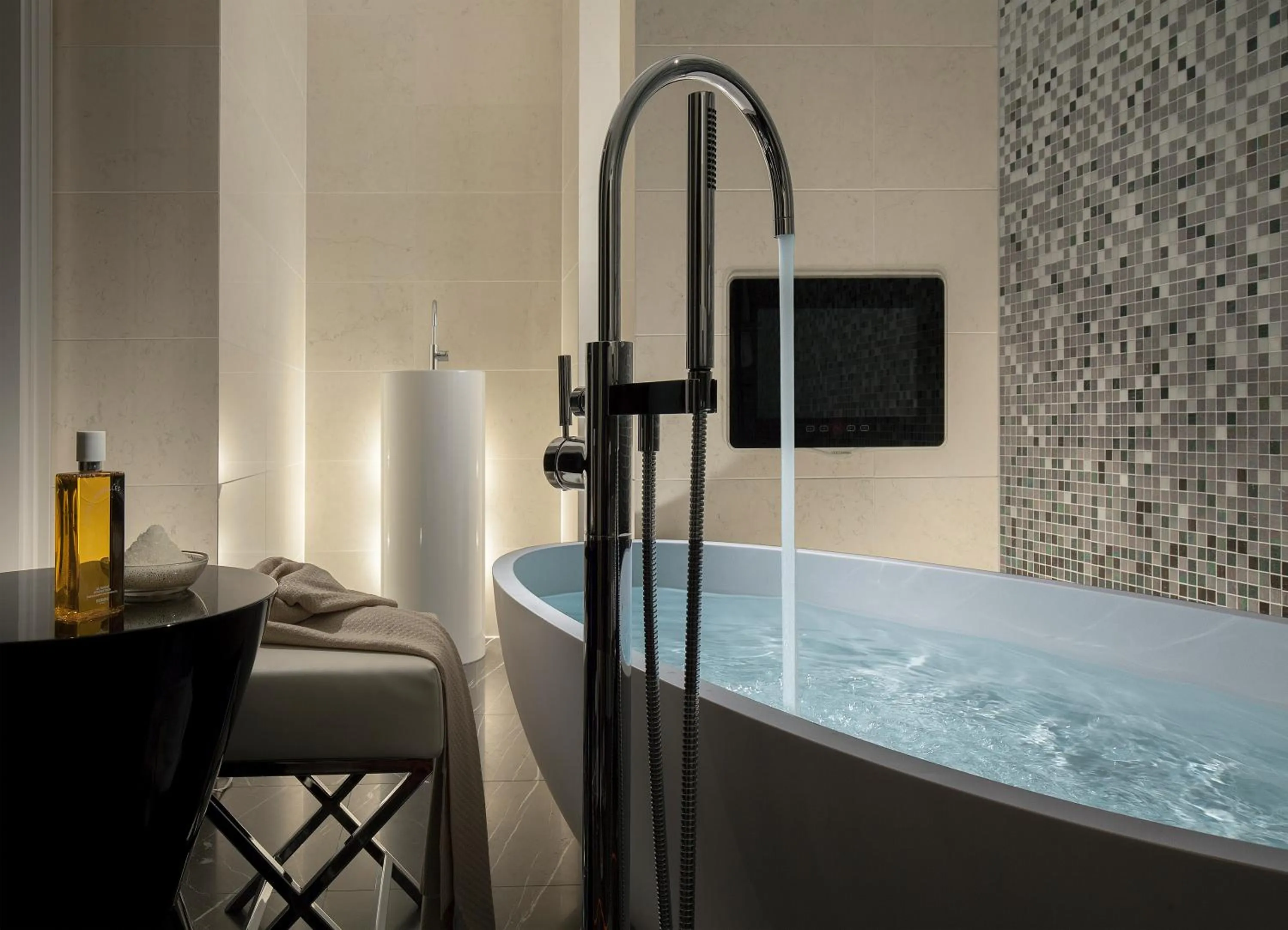 Bath in Royal Savoy Hotel & Spa