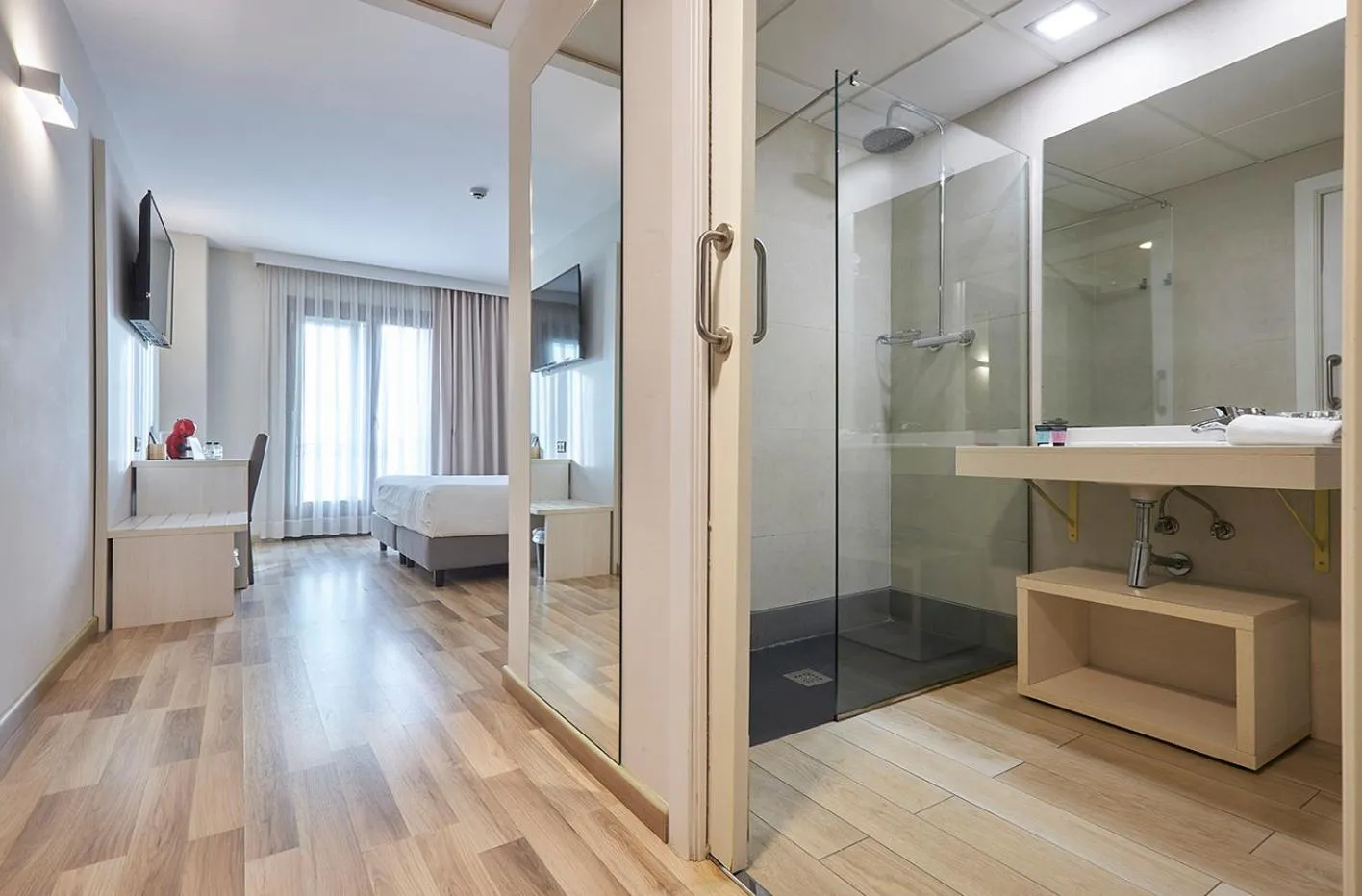 Shower, Bed in Hotel Centre Reus