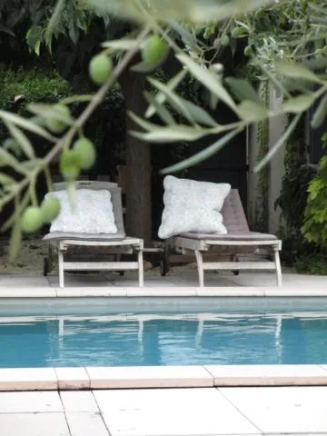 Swimming pool in "Le Vent d'Étoile" B&B and Guesthouses