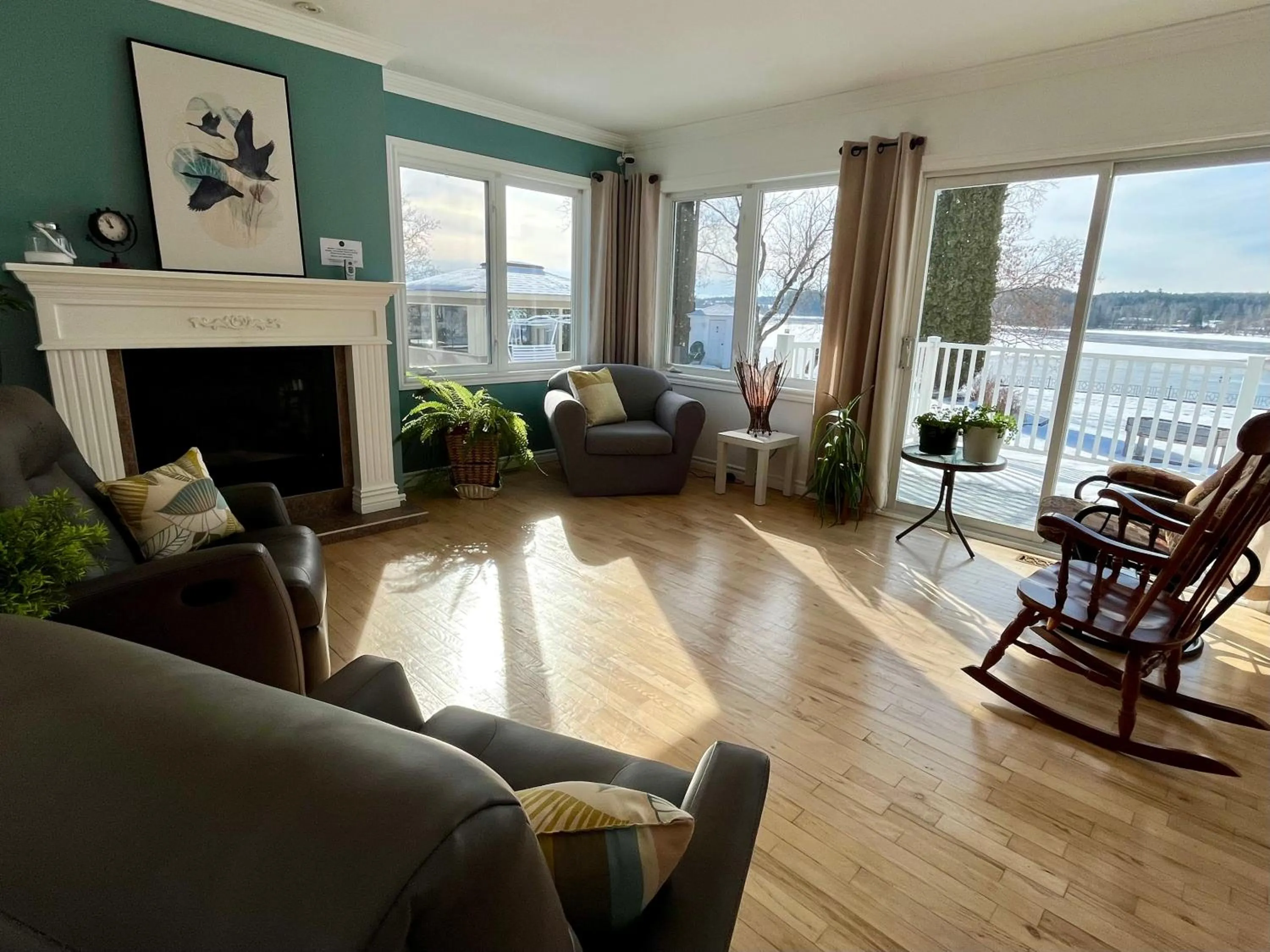 Communal lounge/ TV room in Auberge l'Intermède du lac