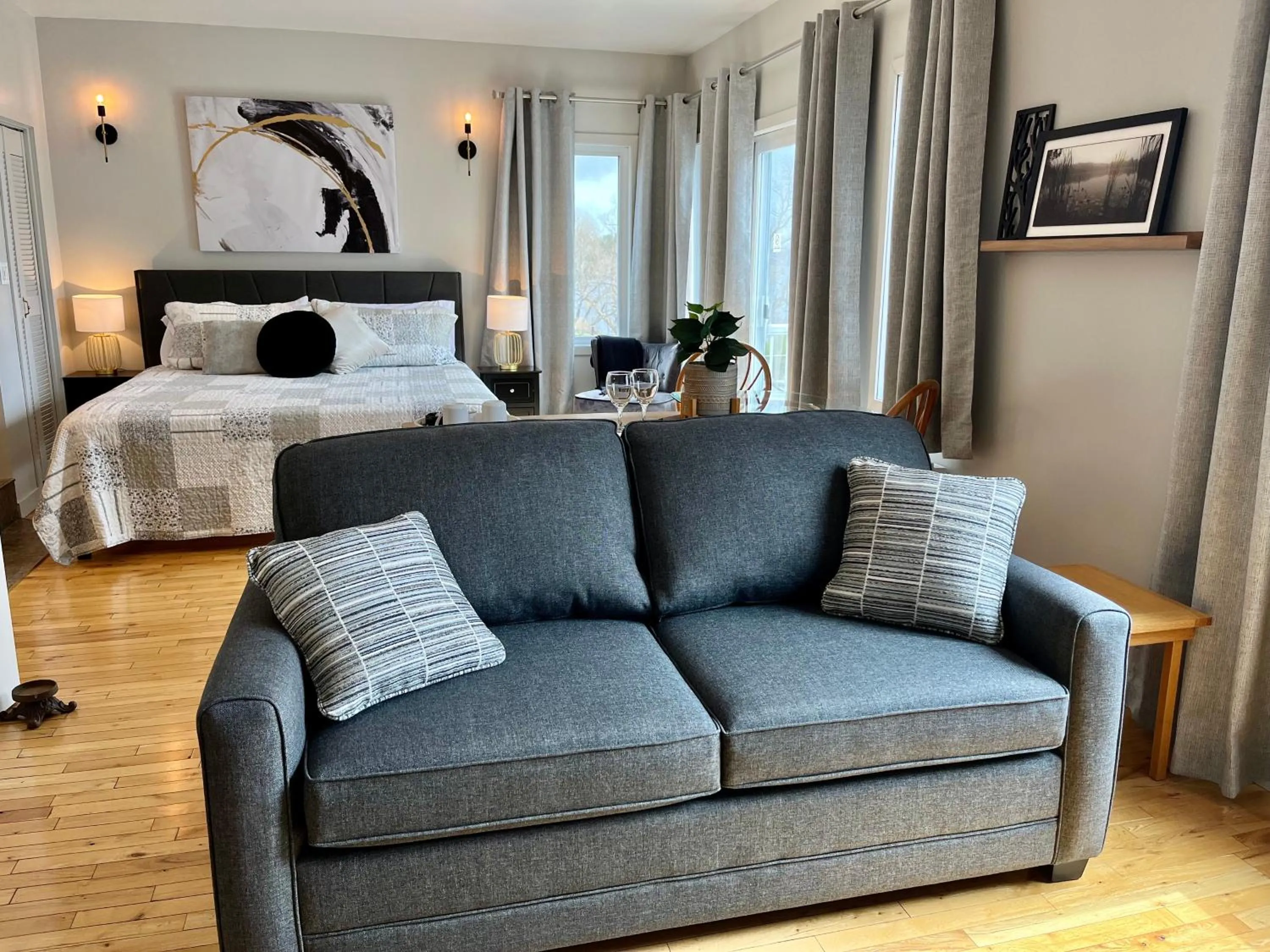 Photo of the whole room, Bed in Auberge l'Intermède du lac