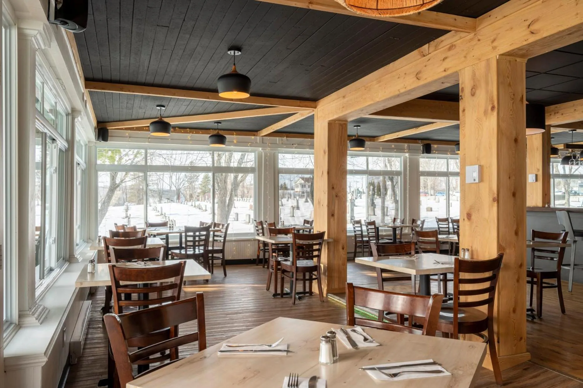 Restaurant/places to eat in Auberge l'Intermède du lac