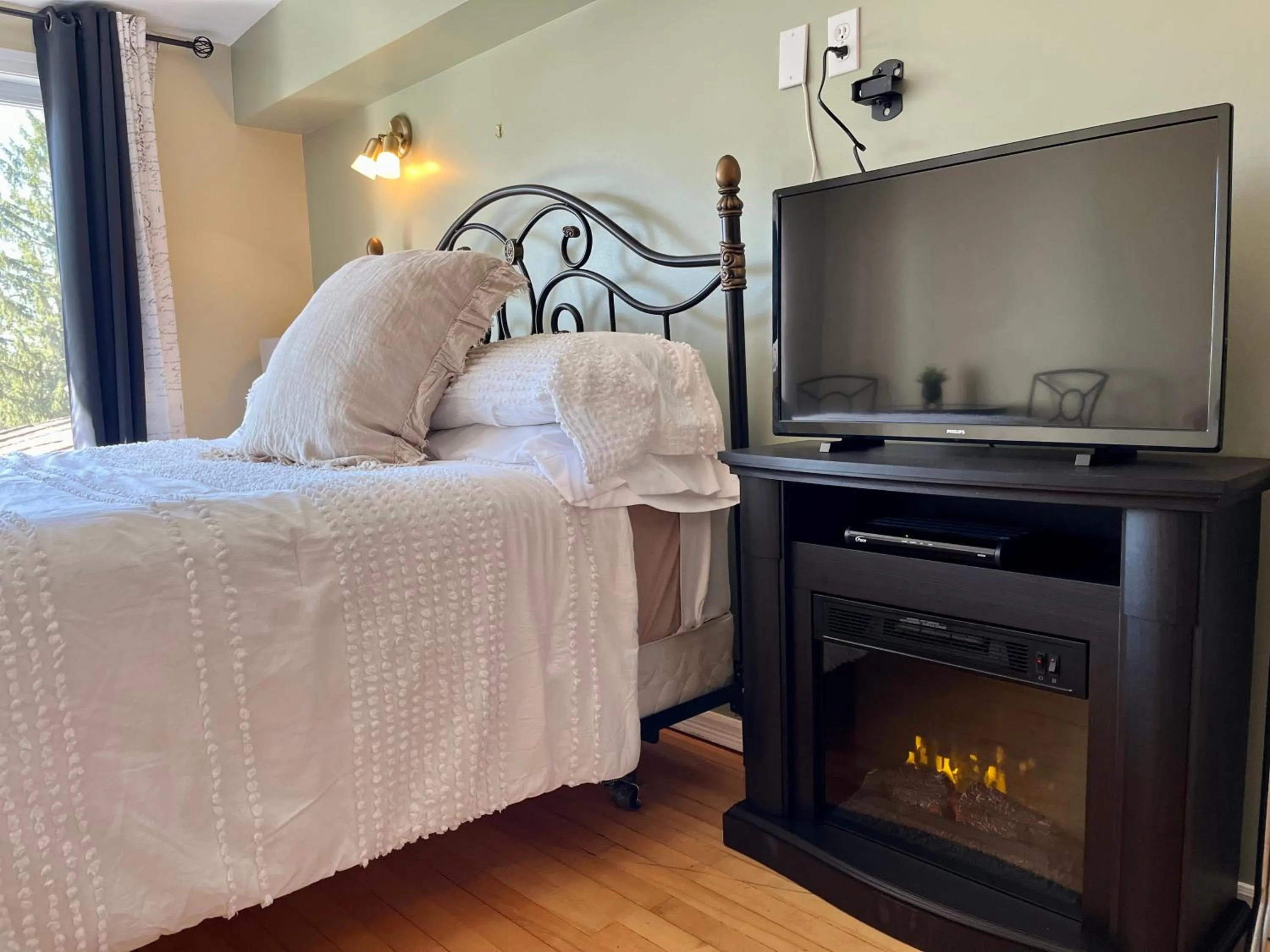 Photo of the whole room, Bed in Auberge l'Intermède du lac