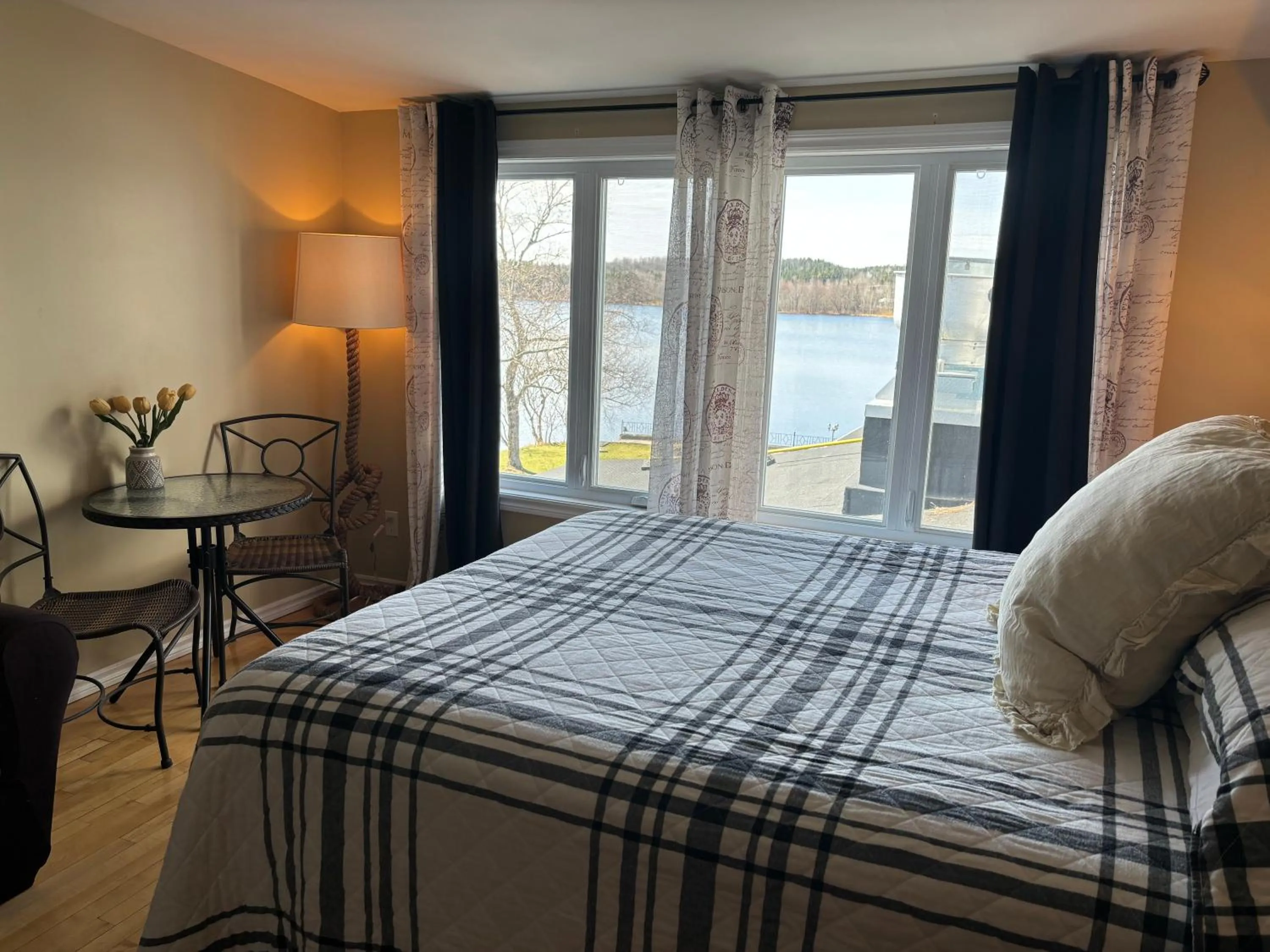 Bedroom, Bed in Auberge l'Intermède du lac