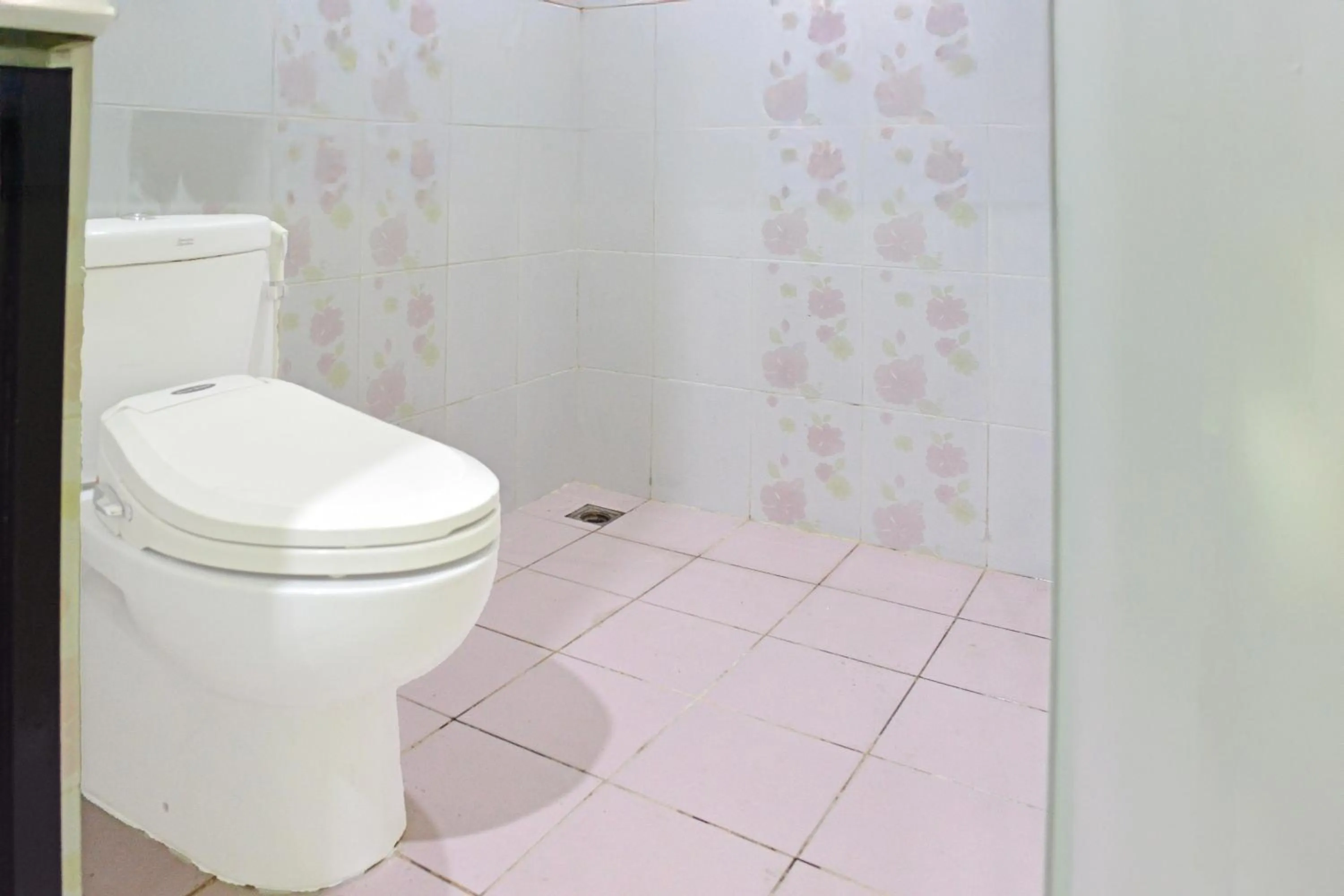 Bathroom in Collection O Balikpapan Near Balikpapan Super Block Formerly City Inn Hotel