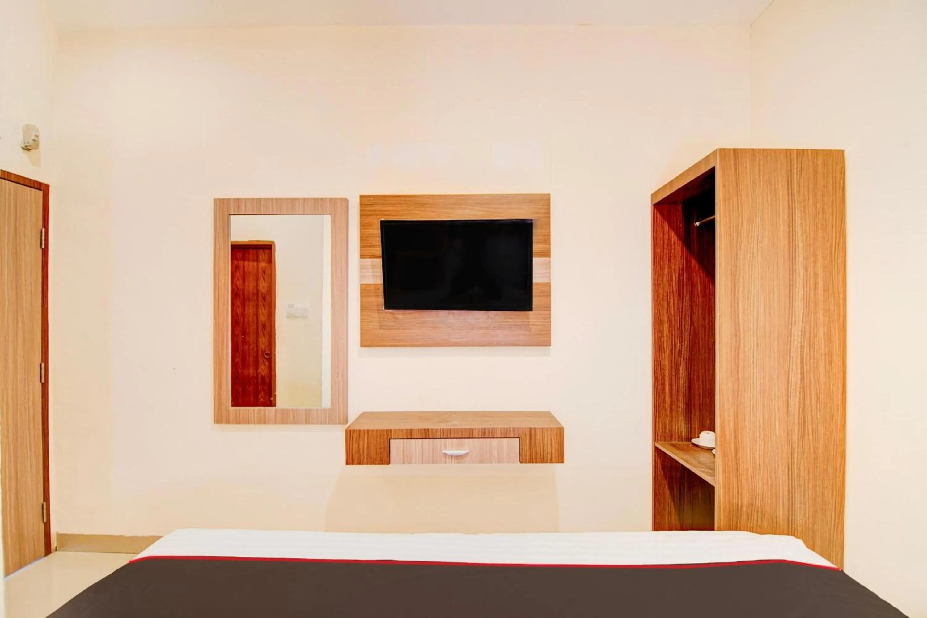 Photo of the whole room, Bed in Capital O Pusat Kota Pekanbaru Near Mall Living World Formerly Radja Homestay