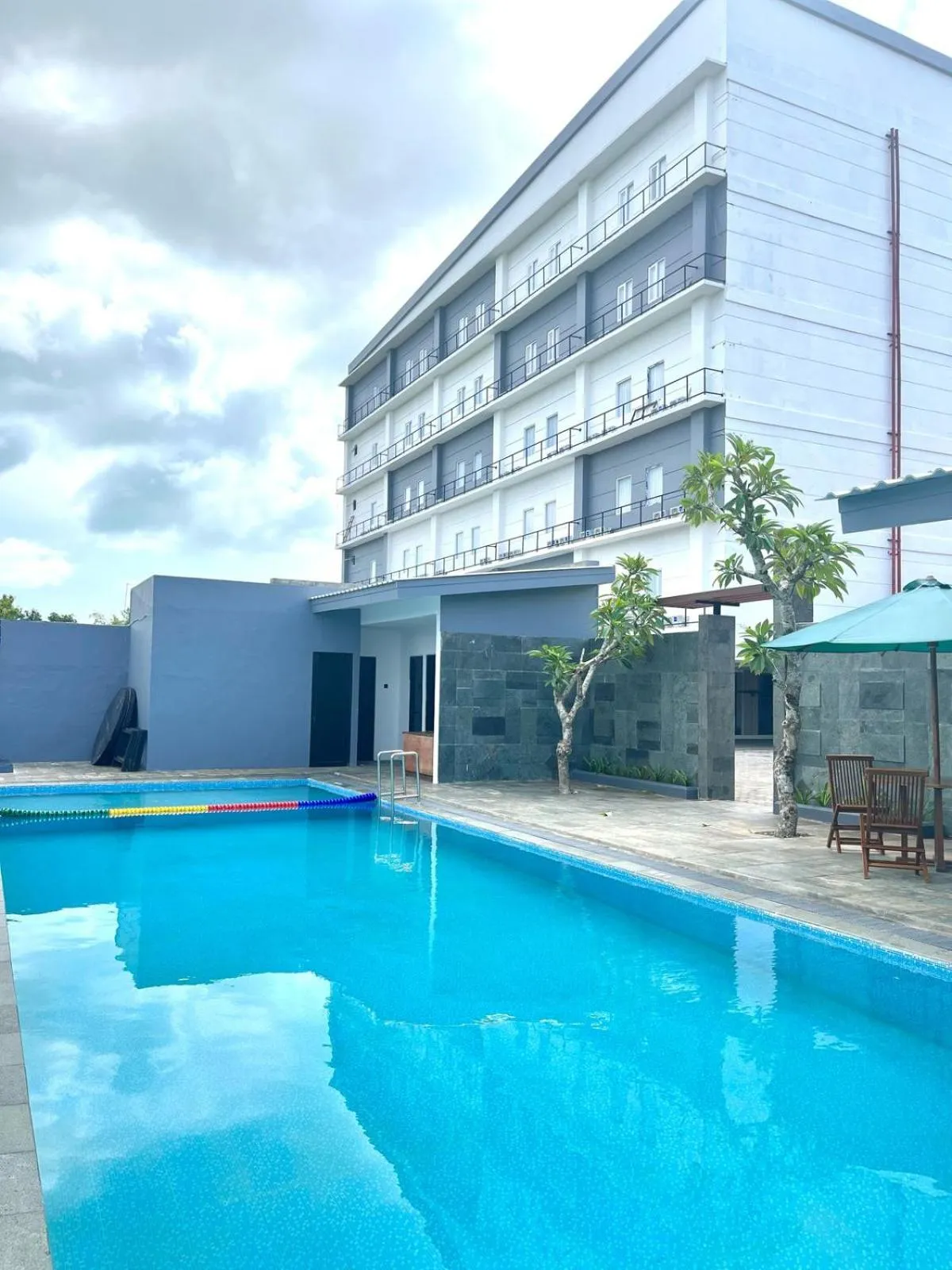 Swimming pool in LYNN Hotel Tuban