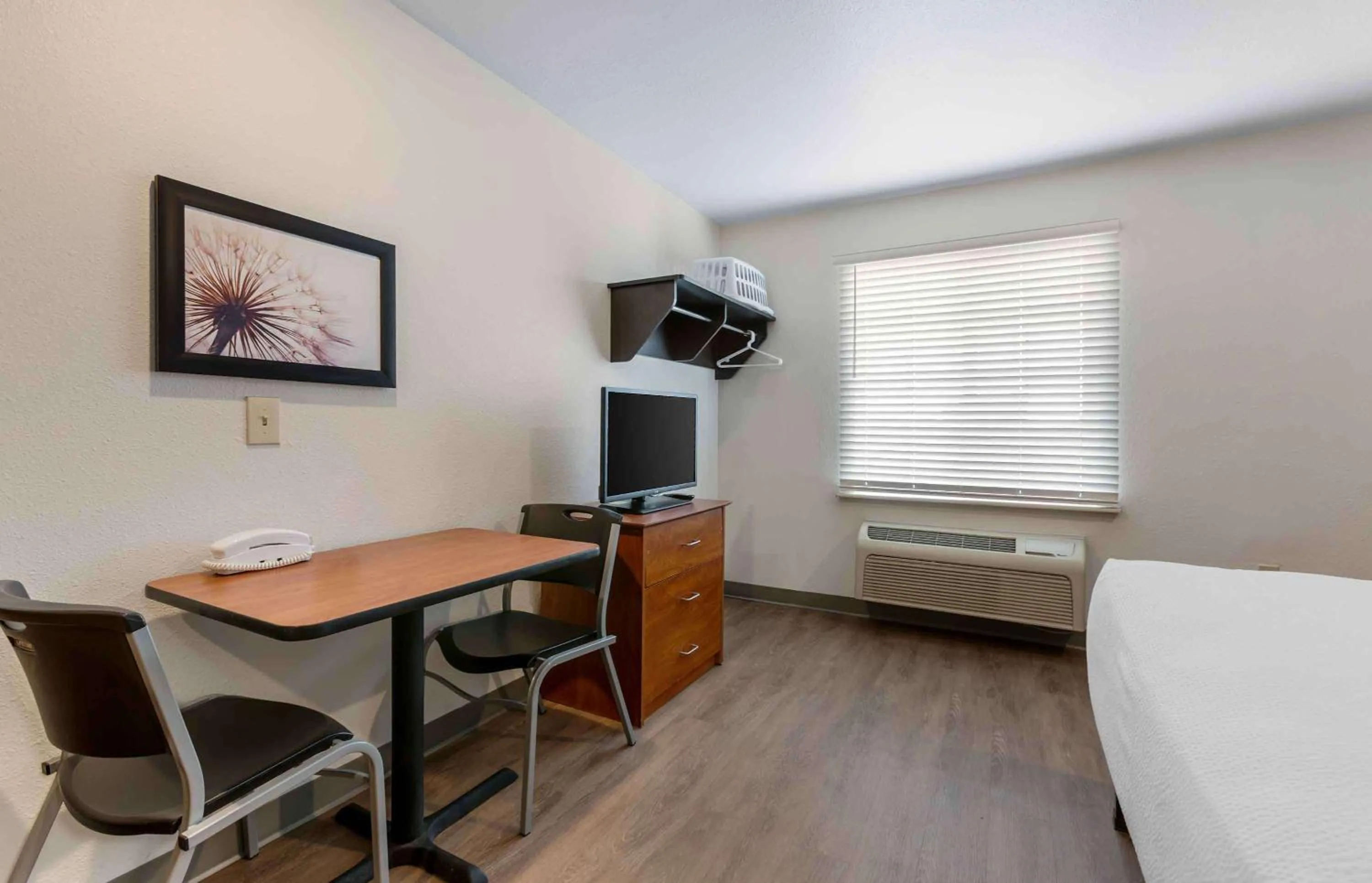 Bedroom, Bed in Extended Stay America Select Suites - El Paso - East