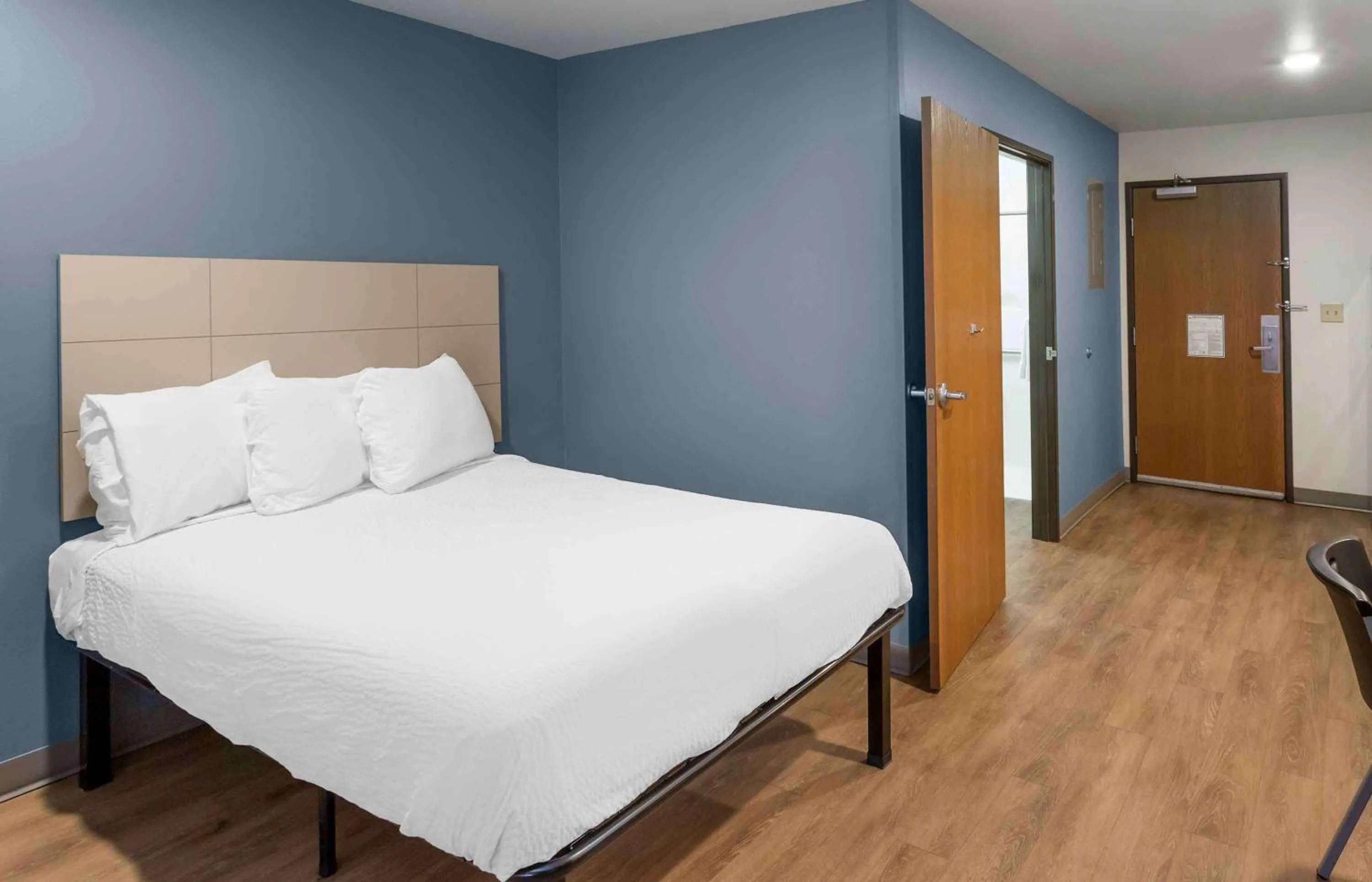 Bedroom, Bed in Extended Stay America Select Suites - Ogden