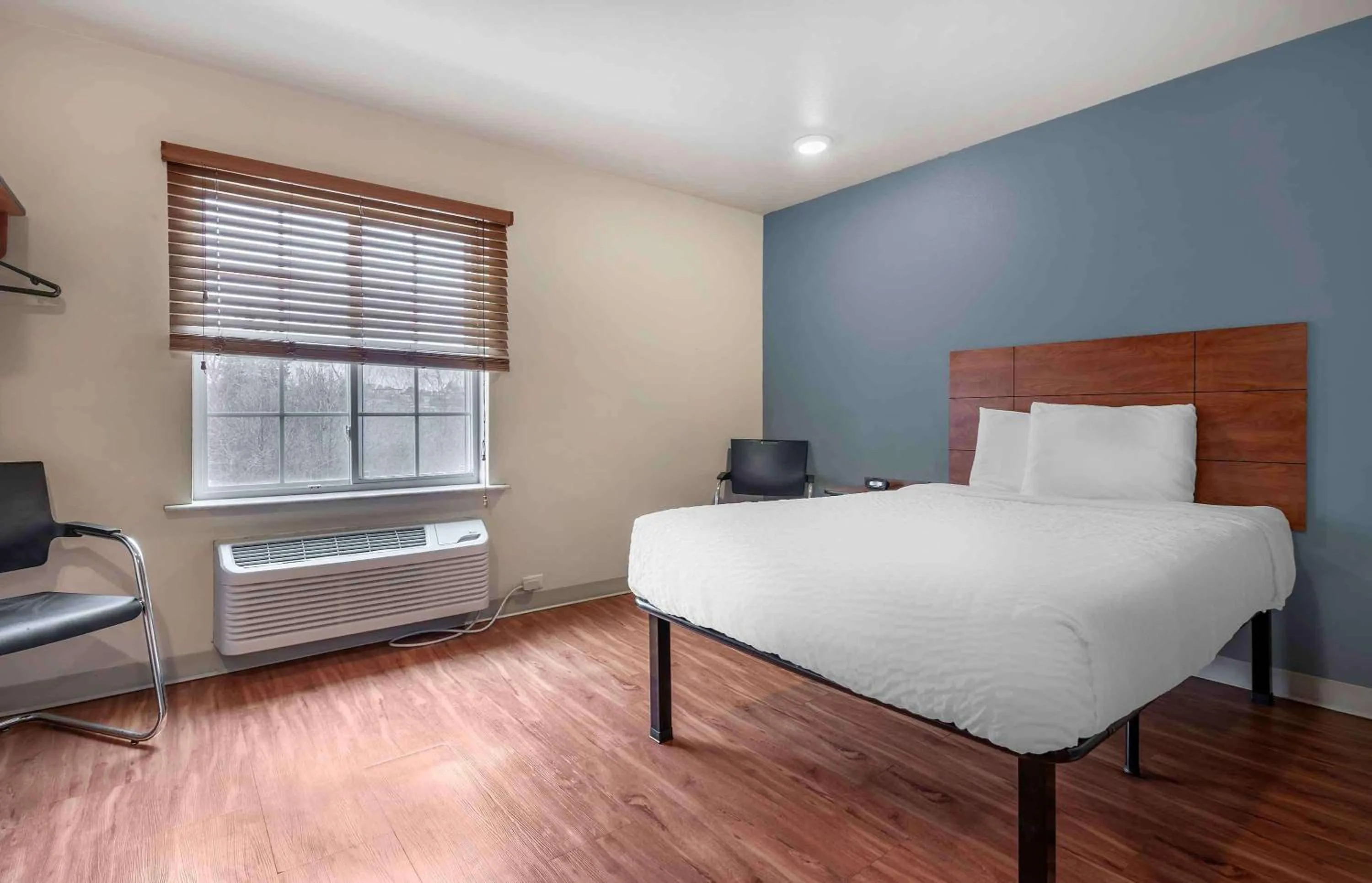 Bedroom, Bed in Extended Stay America Select Suites - Dayton - Miamisburg