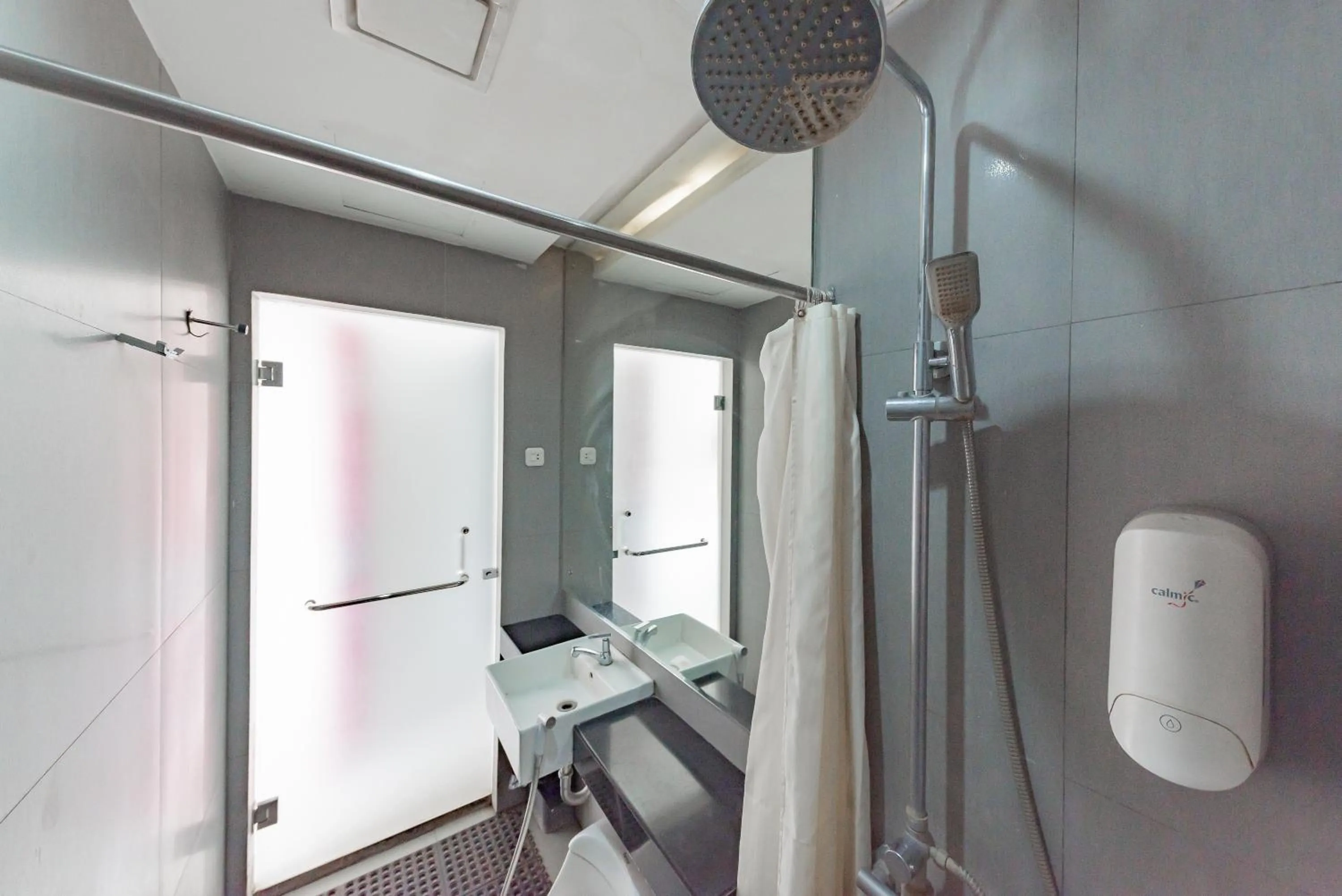 Bathroom in Sans Vibes Diemdi Kiaracondoong Bandung