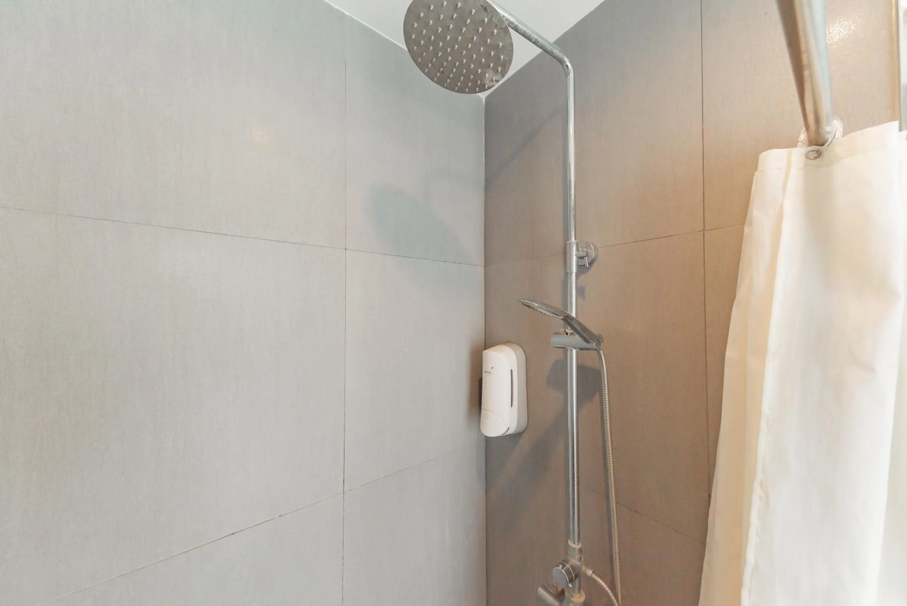 Bathroom in Sans Vibes Diemdi Kiaracondoong Bandung