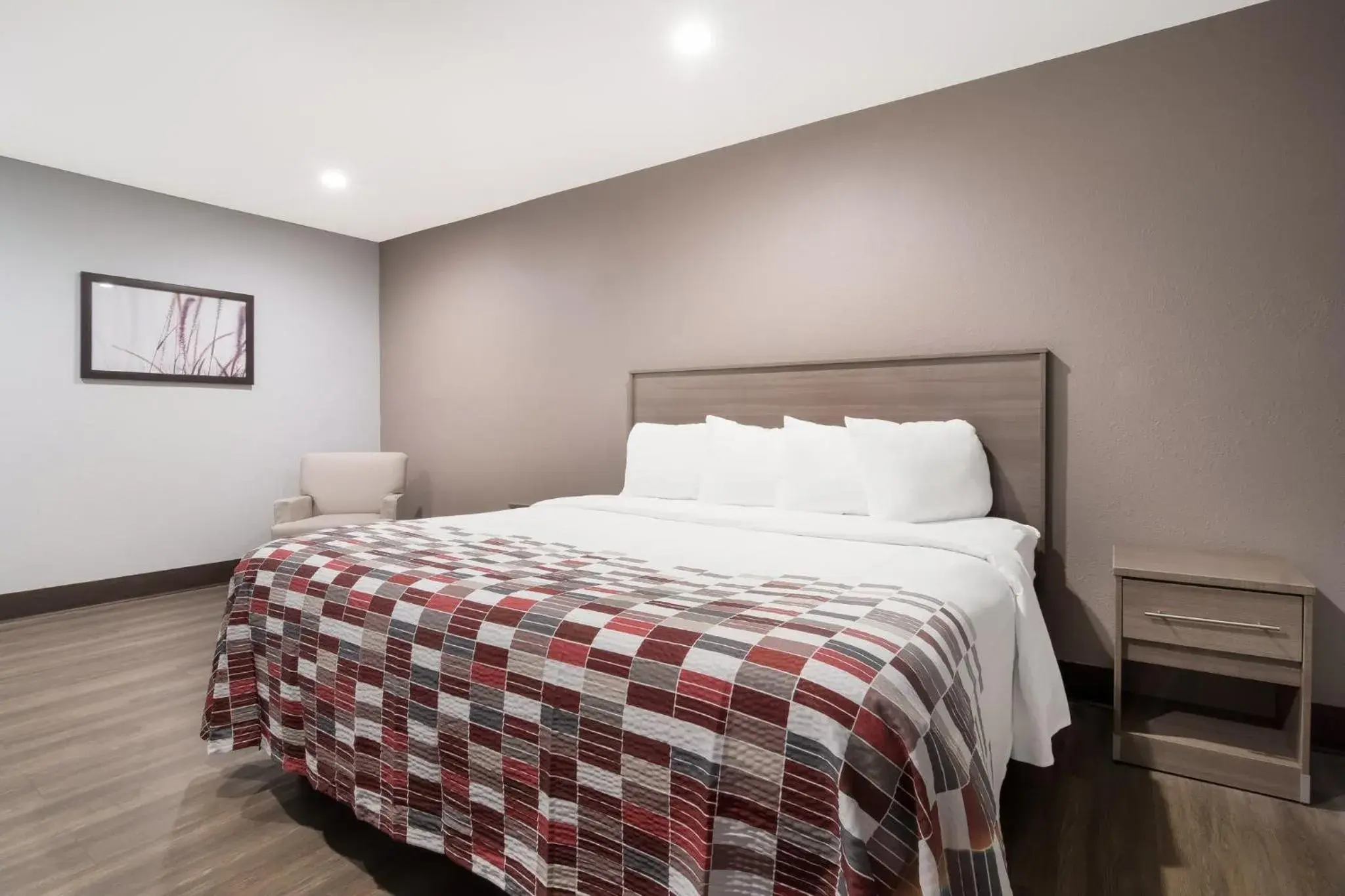 Deluxe King Room Non-Smoking in Red Roof Inn Rocky Mount - Battleboro Deluxe King Room Non-Smoking in Red Roof Inn Rocky Mount - Battleboro