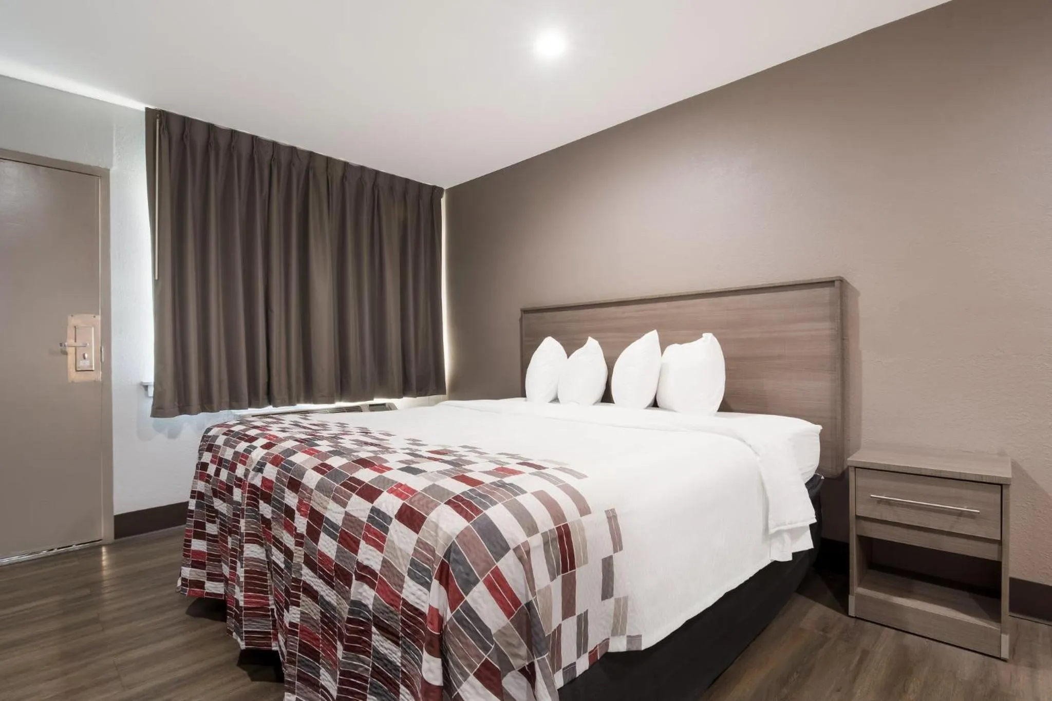 Bedroom, Bed in Red Roof Inn Rocky Mount - Battleboro