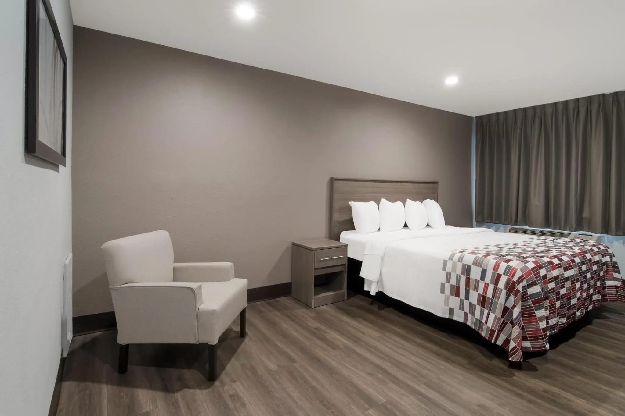 Photo of the whole room, Bed in Red Roof Inn Rocky Mount - Battleboro