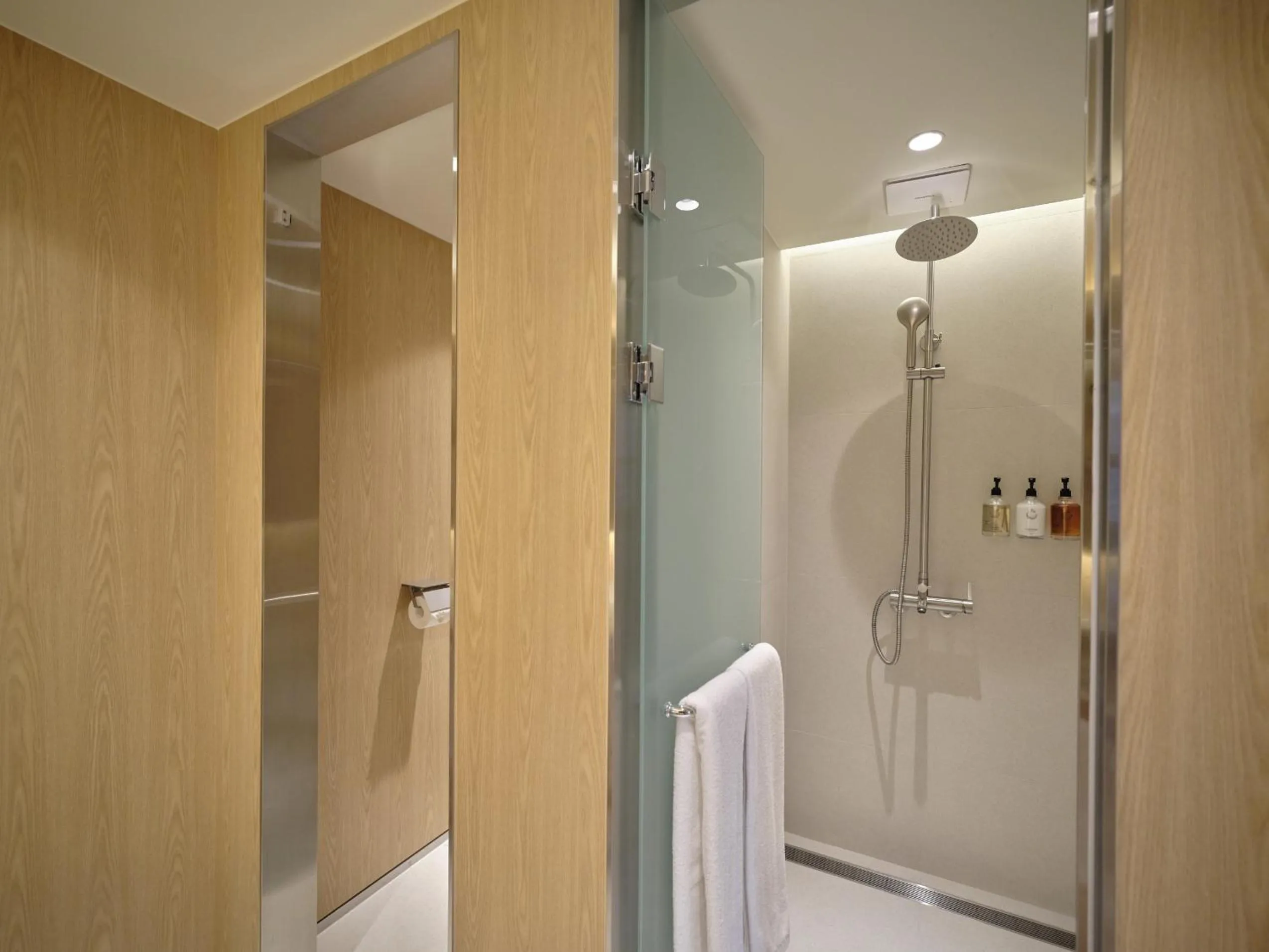 Shower in UH Suite The Coex