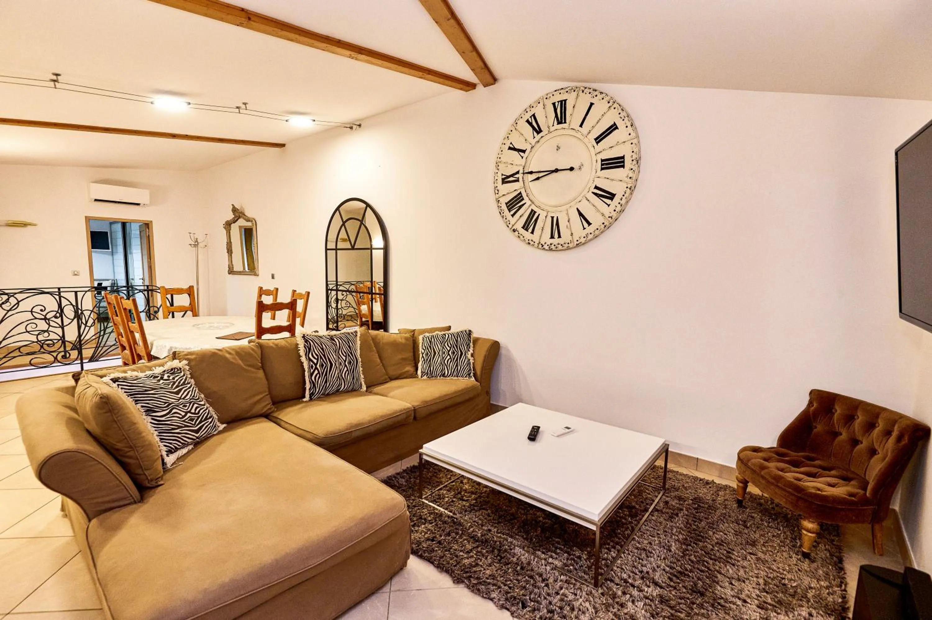 Communal lounge/ TV room in Champagne André Bergère & Suites