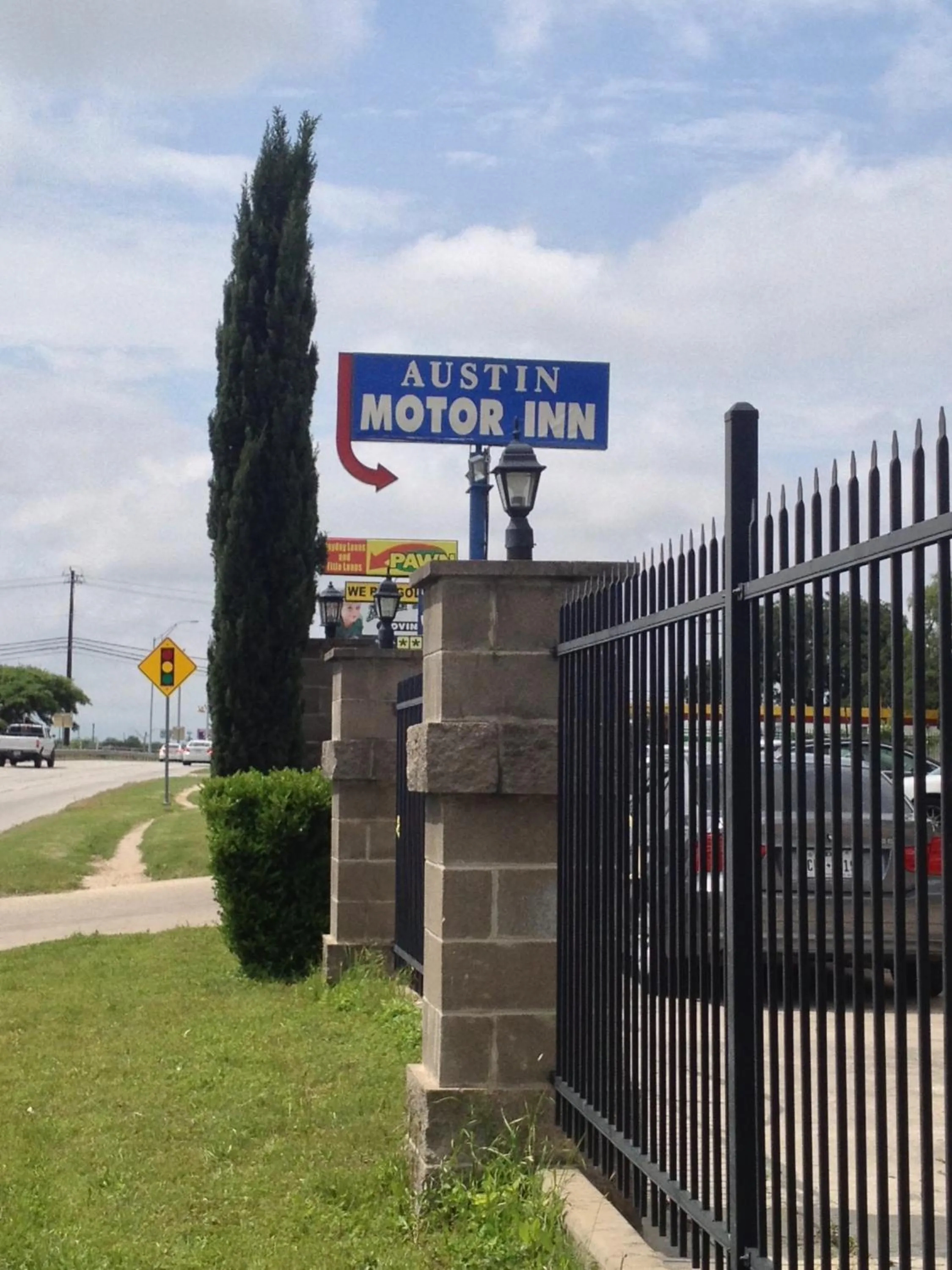 Facade/entrance in Austin Motor Inn
