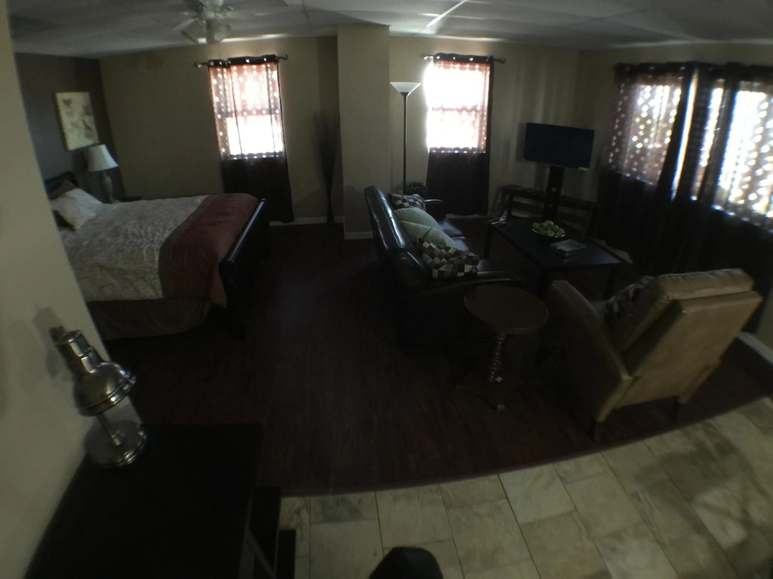 Living room, Bed in Austin Motor Inn
