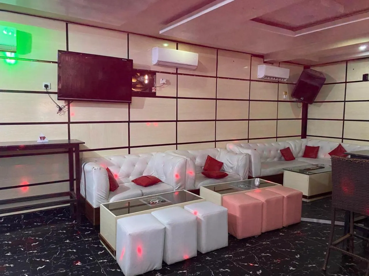 Communal lounge/ TV room in Aotel Hotels & Suites - Ojota