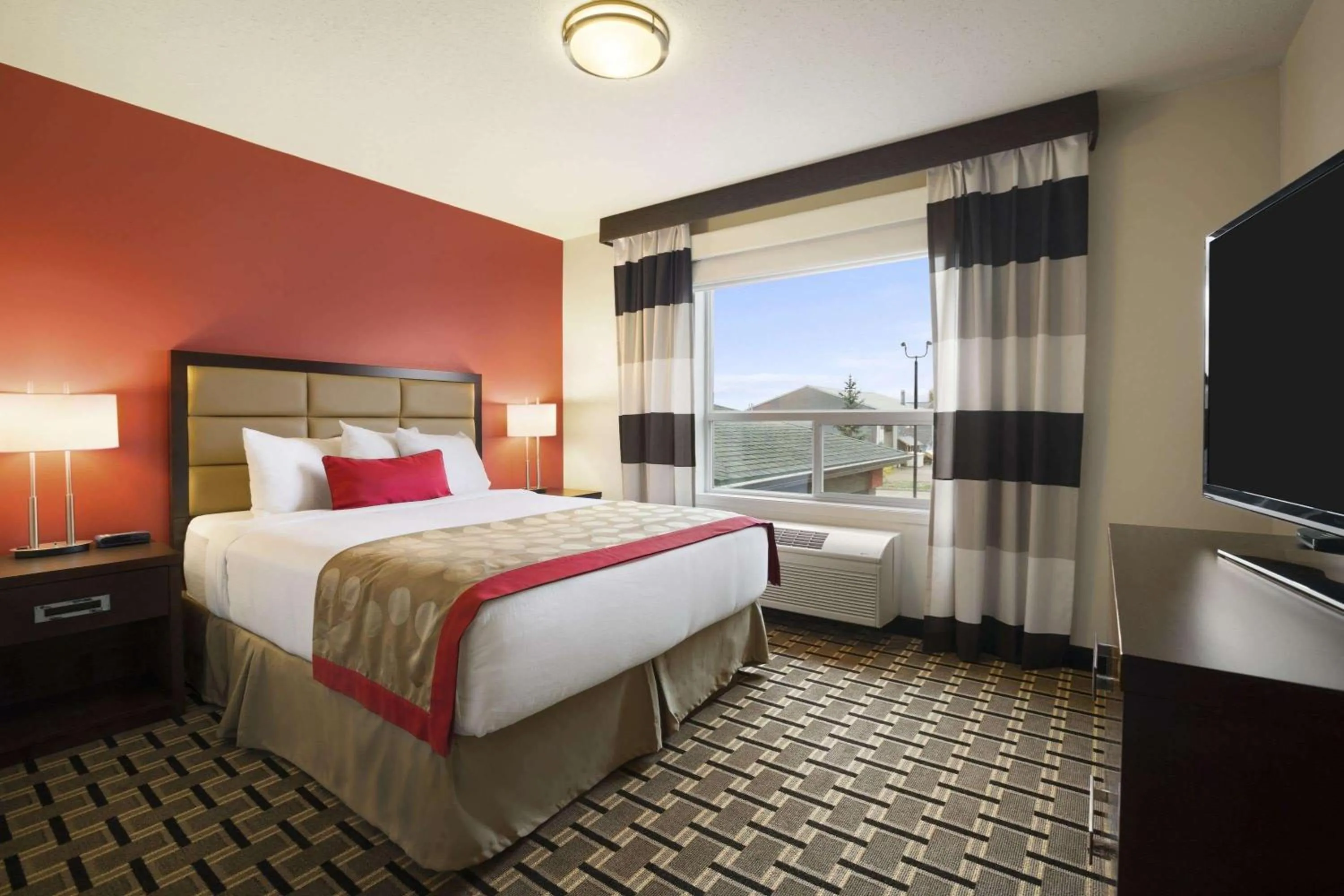 Photo of the whole room, Bed in Ramada by Wyndham Edson
