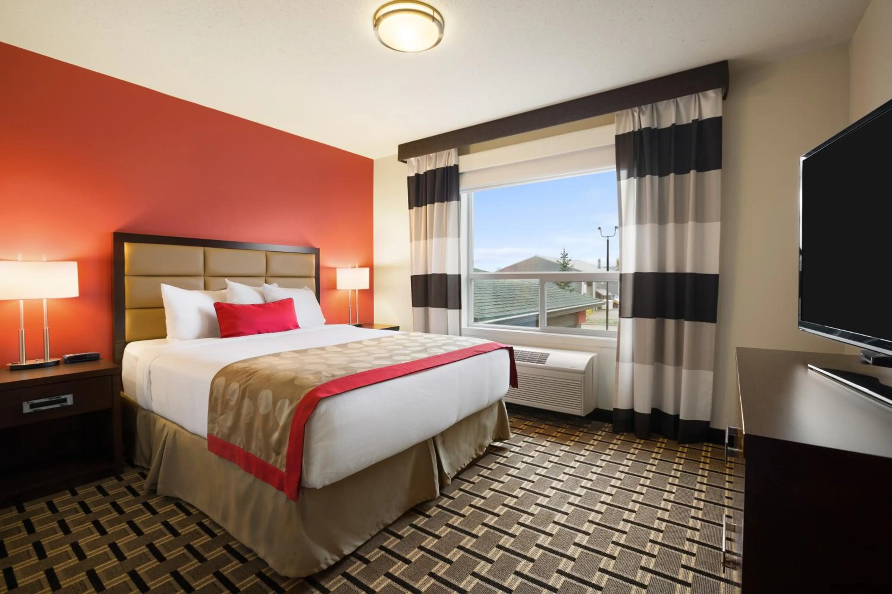 Coffee/tea facilities, Bed in Ramada by Wyndham Edson