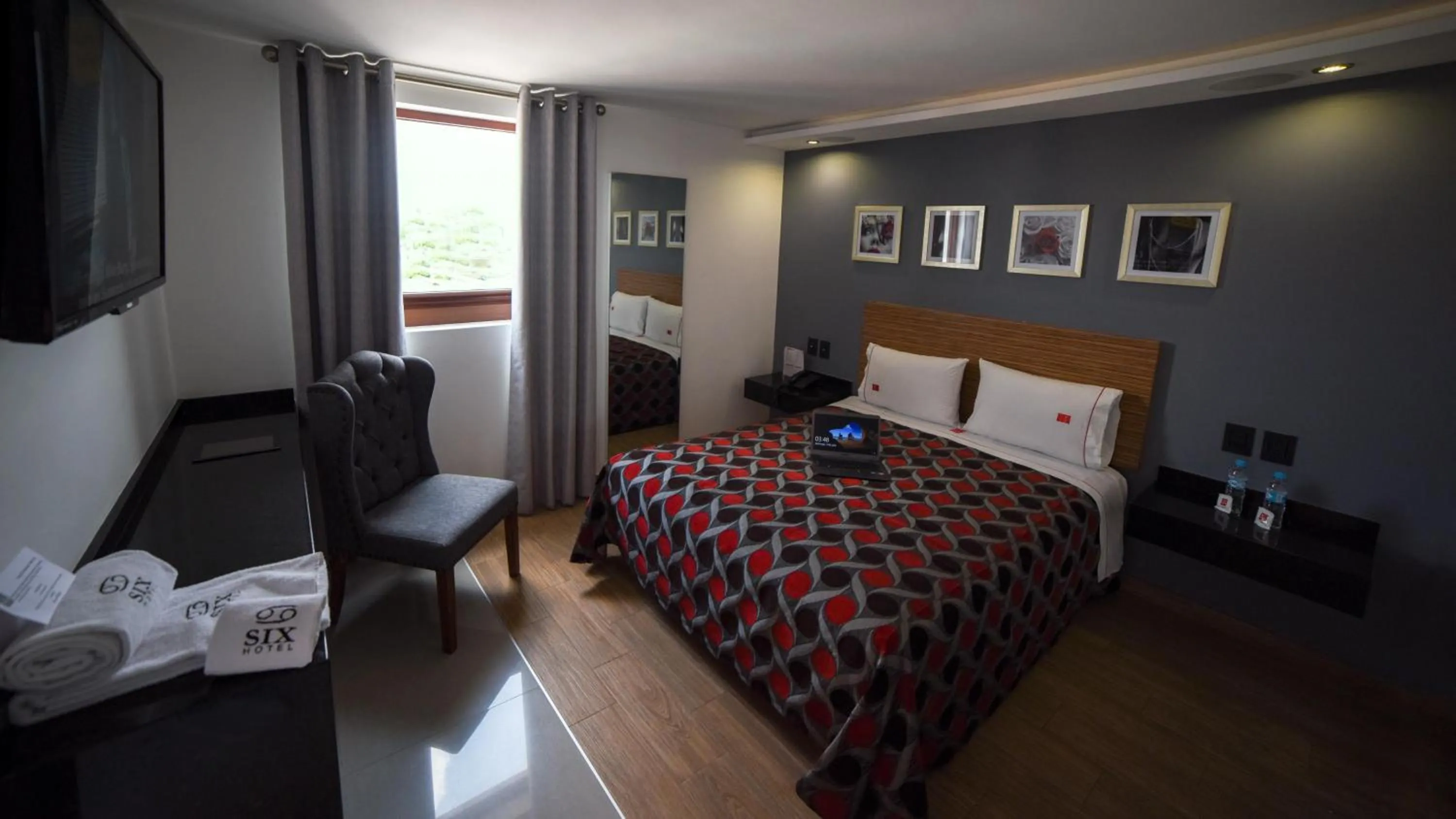 Photo of the whole room, Bed in Six Hotel Guadalajara Expiatorio