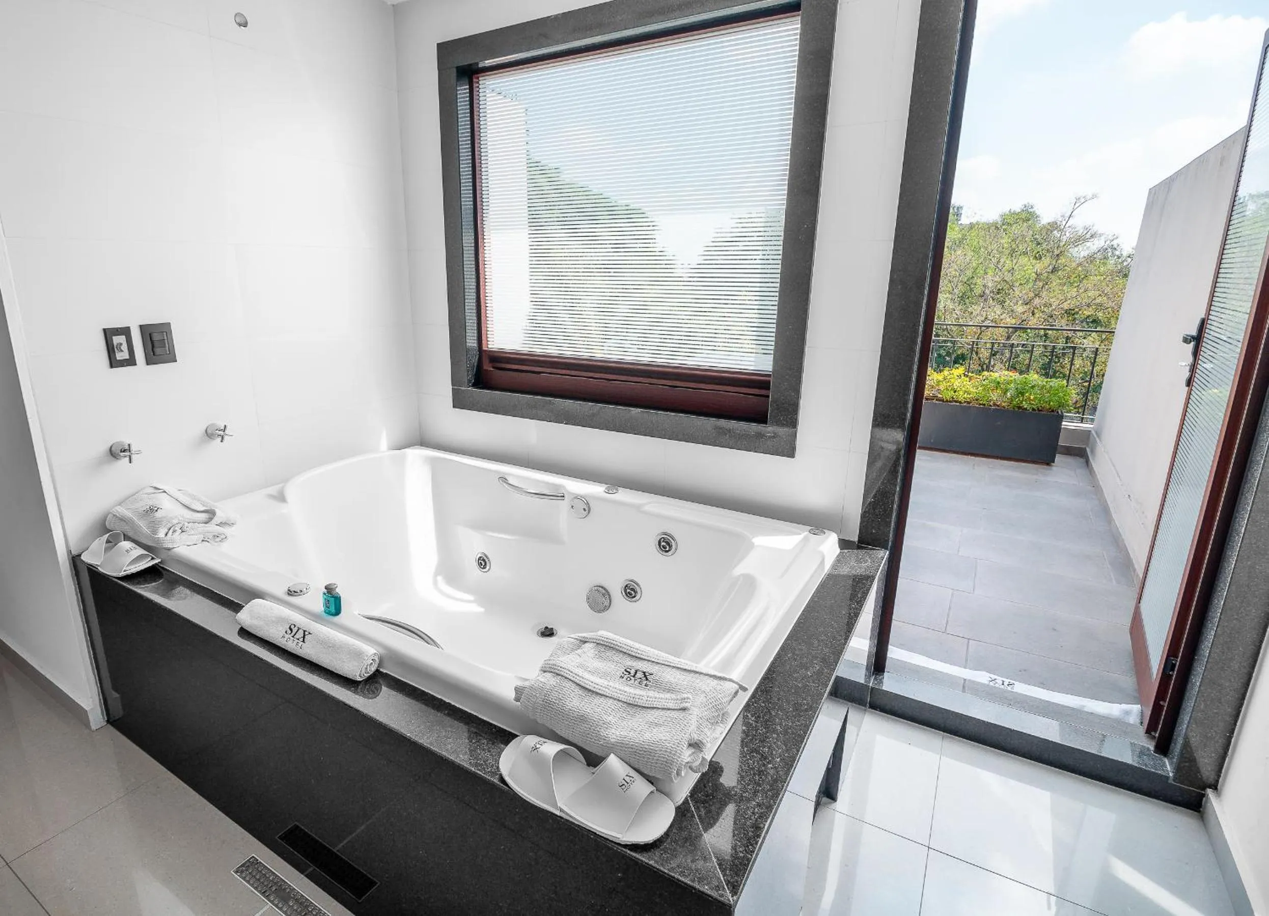 Bath in Six Hotel Guadalajara Expiatorio