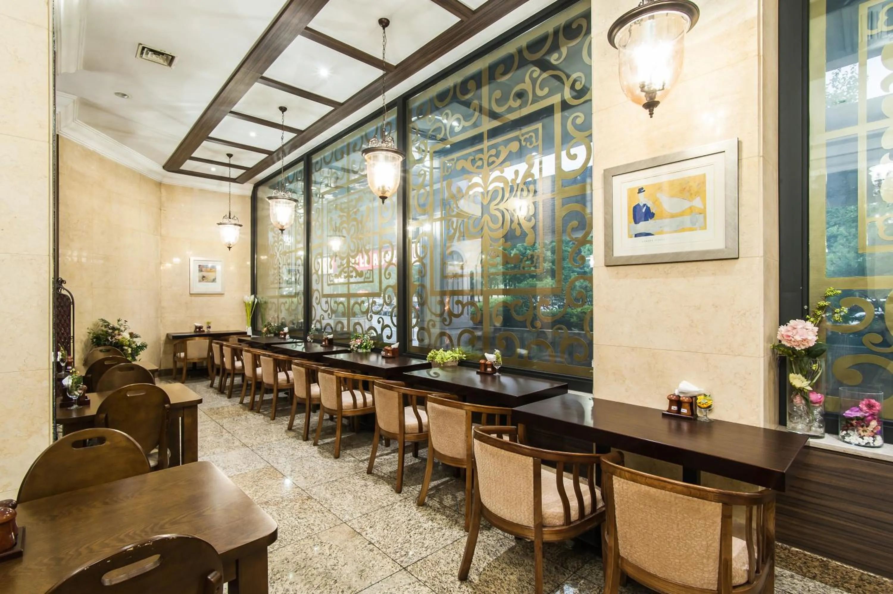 Restaurant/places to eat in Aura Hotel