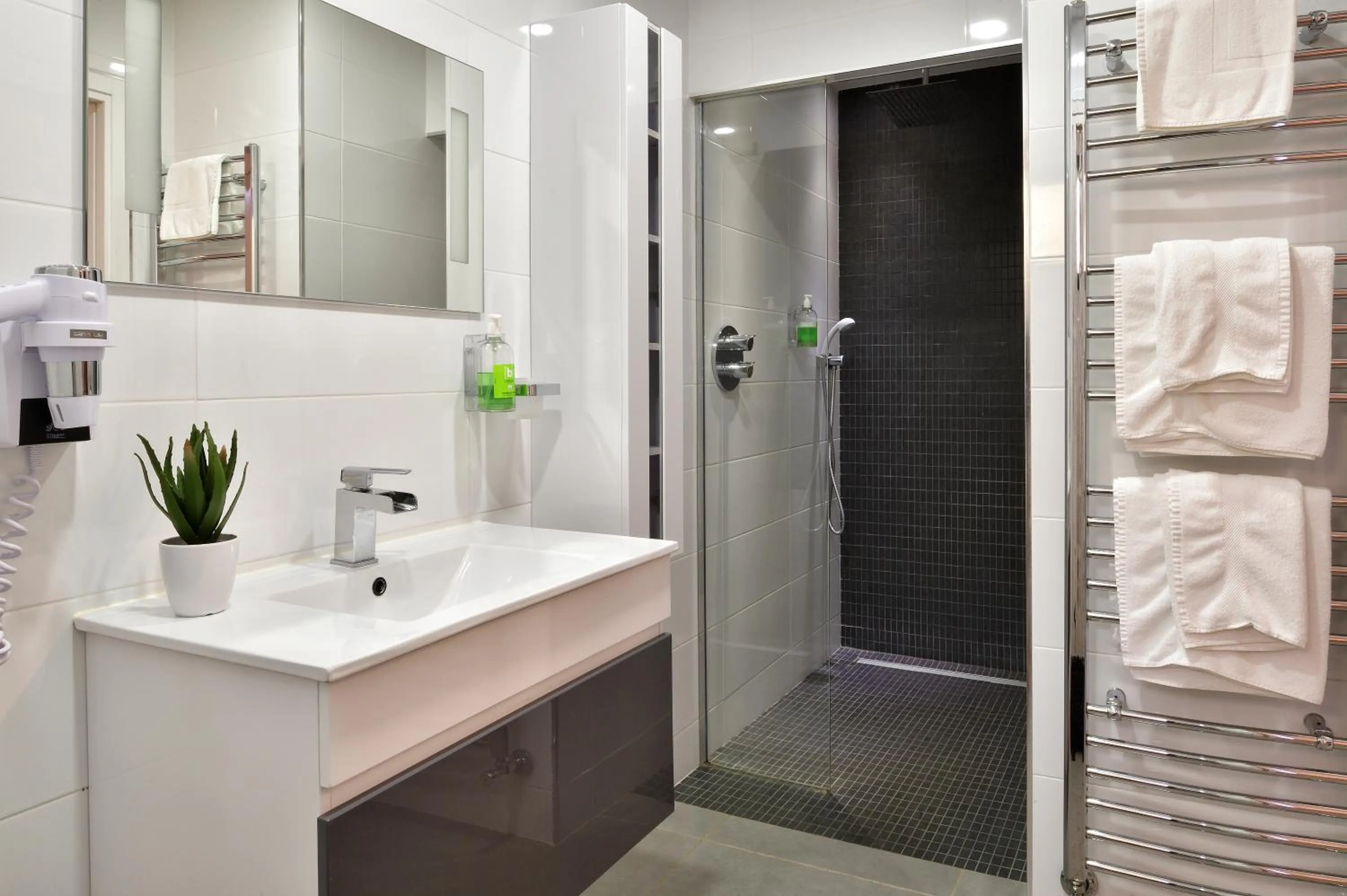 Shower in Résidence & Hotel U Livanti ECOLABEL