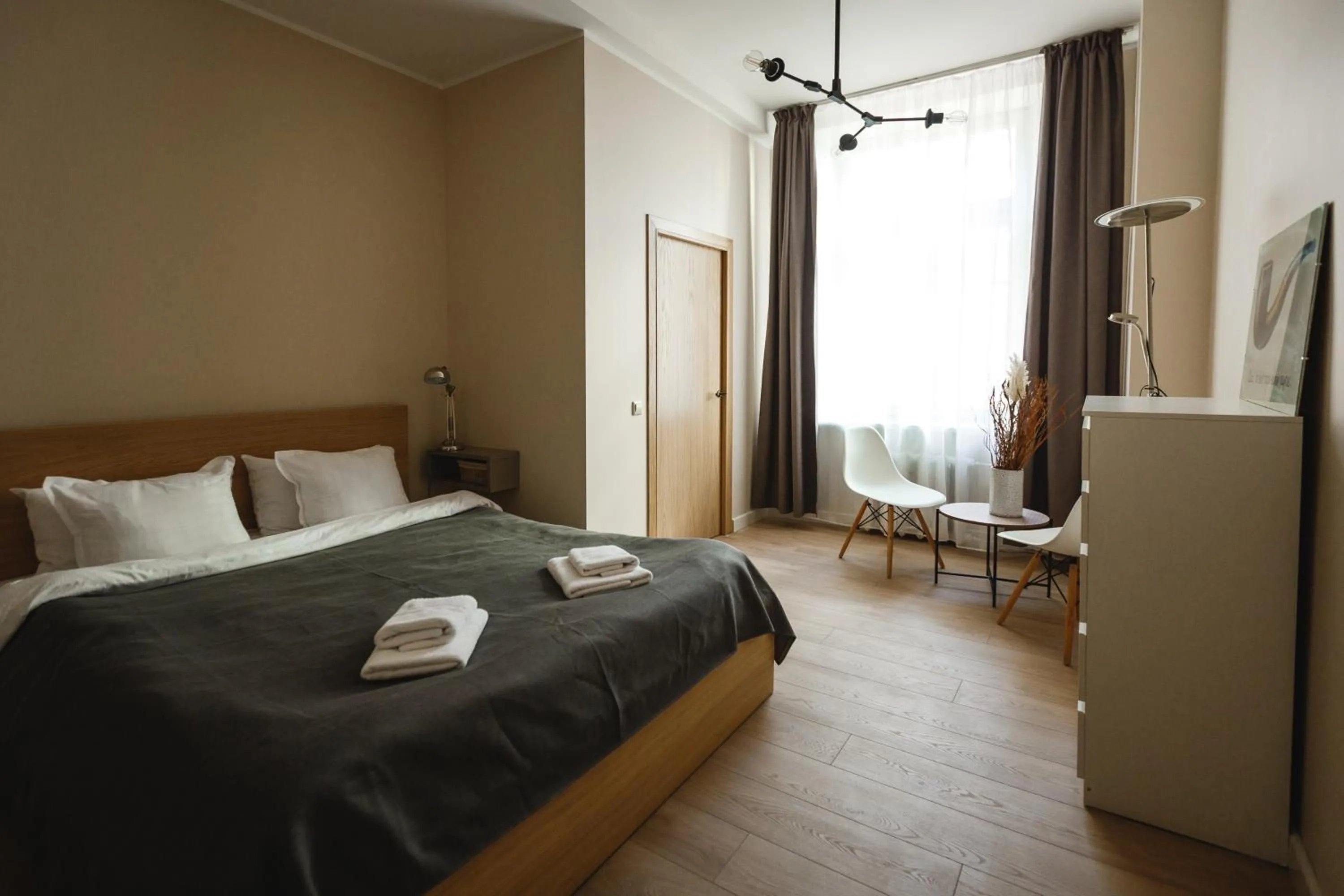 Bedroom, Bed in Bearsleys Downtown Apartments