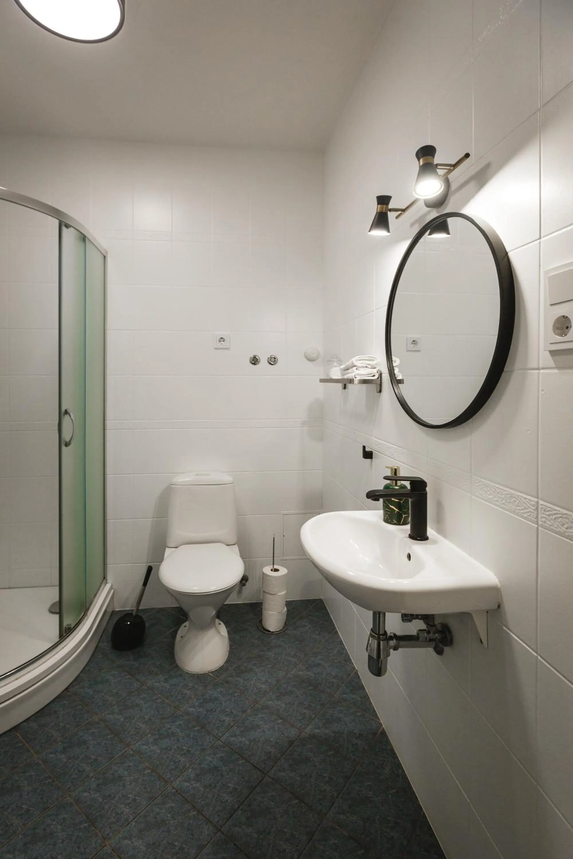 Bathroom in Bearsleys Downtown Apartments