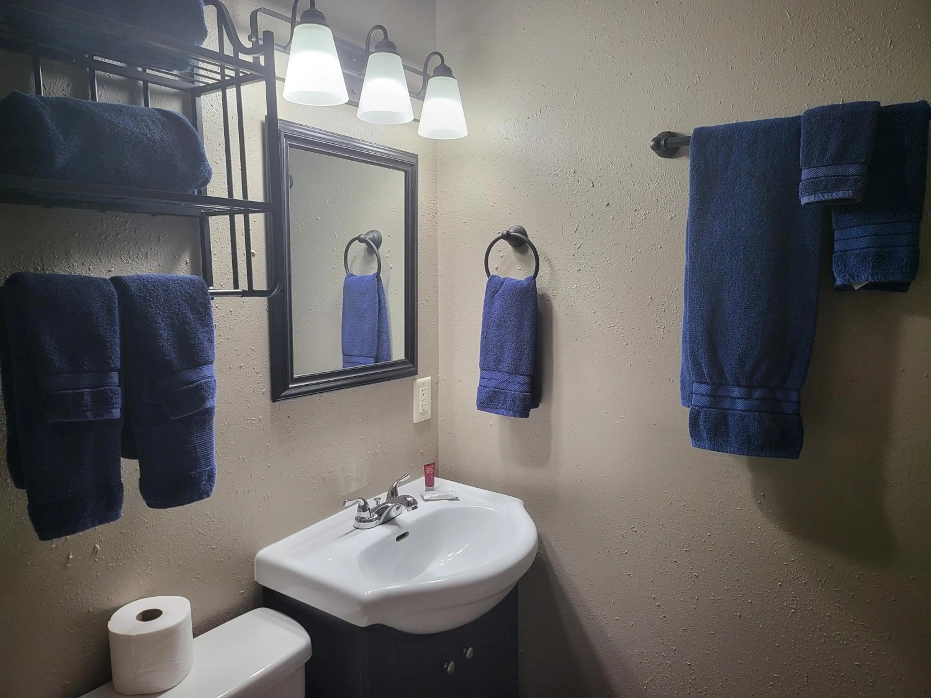 Bathroom in KJ's Inn and Suites By OYO Gettysburg US Hwy 212