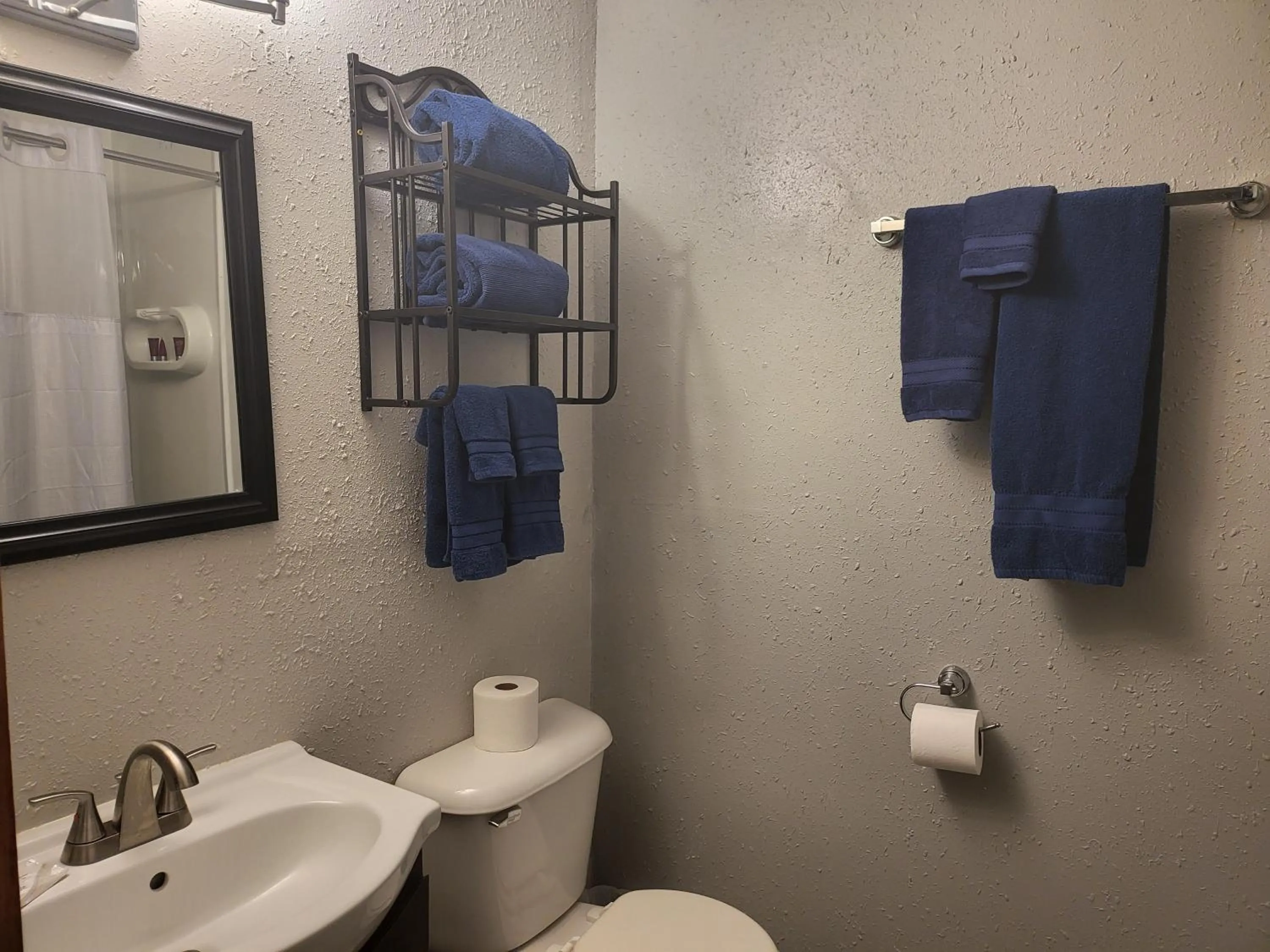 Bathroom in KJ's Inn and Suites By OYO Gettysburg US Hwy 212