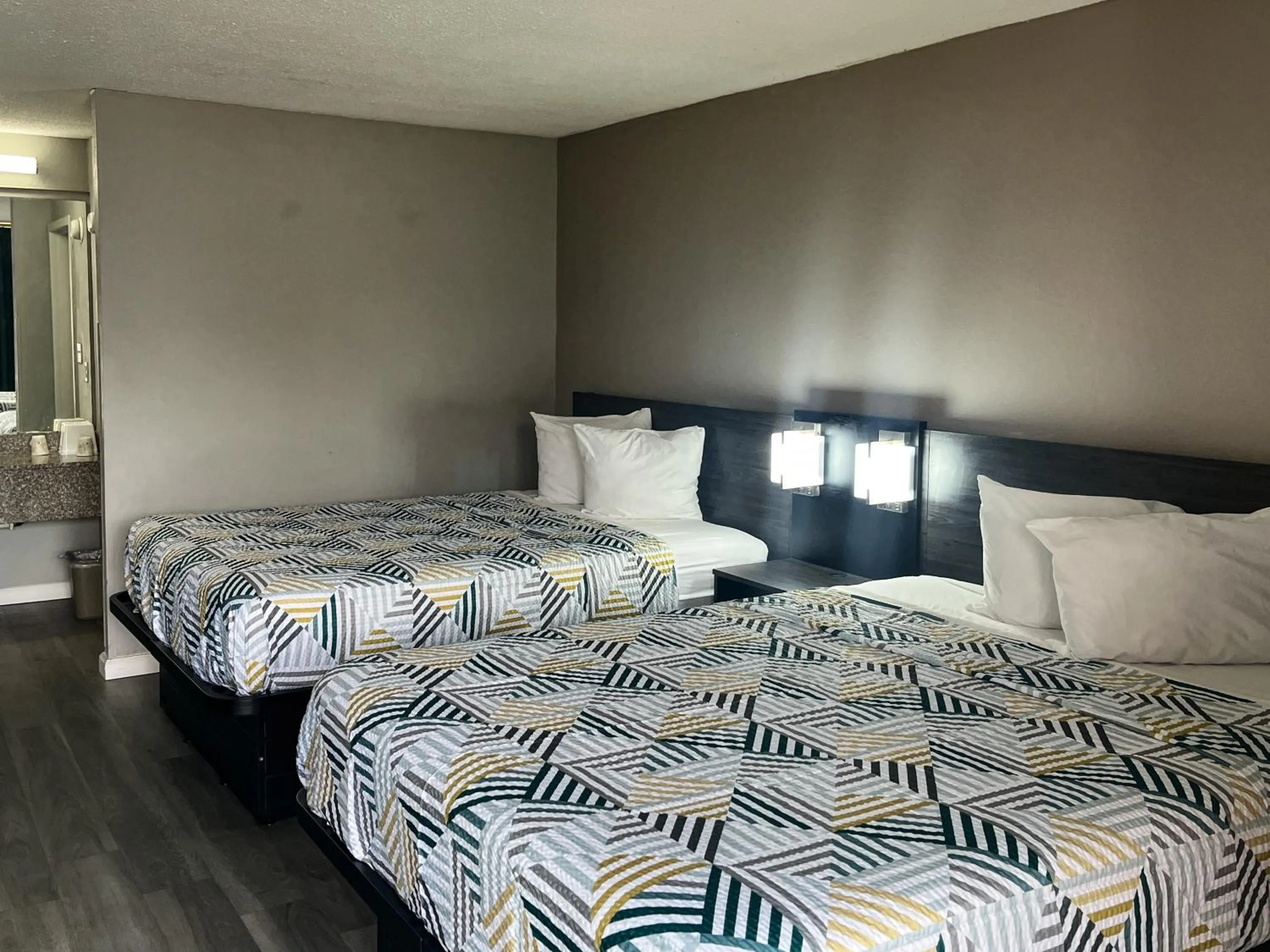 Photo of the whole room, Bed in Motel 6 Lugoff, SC