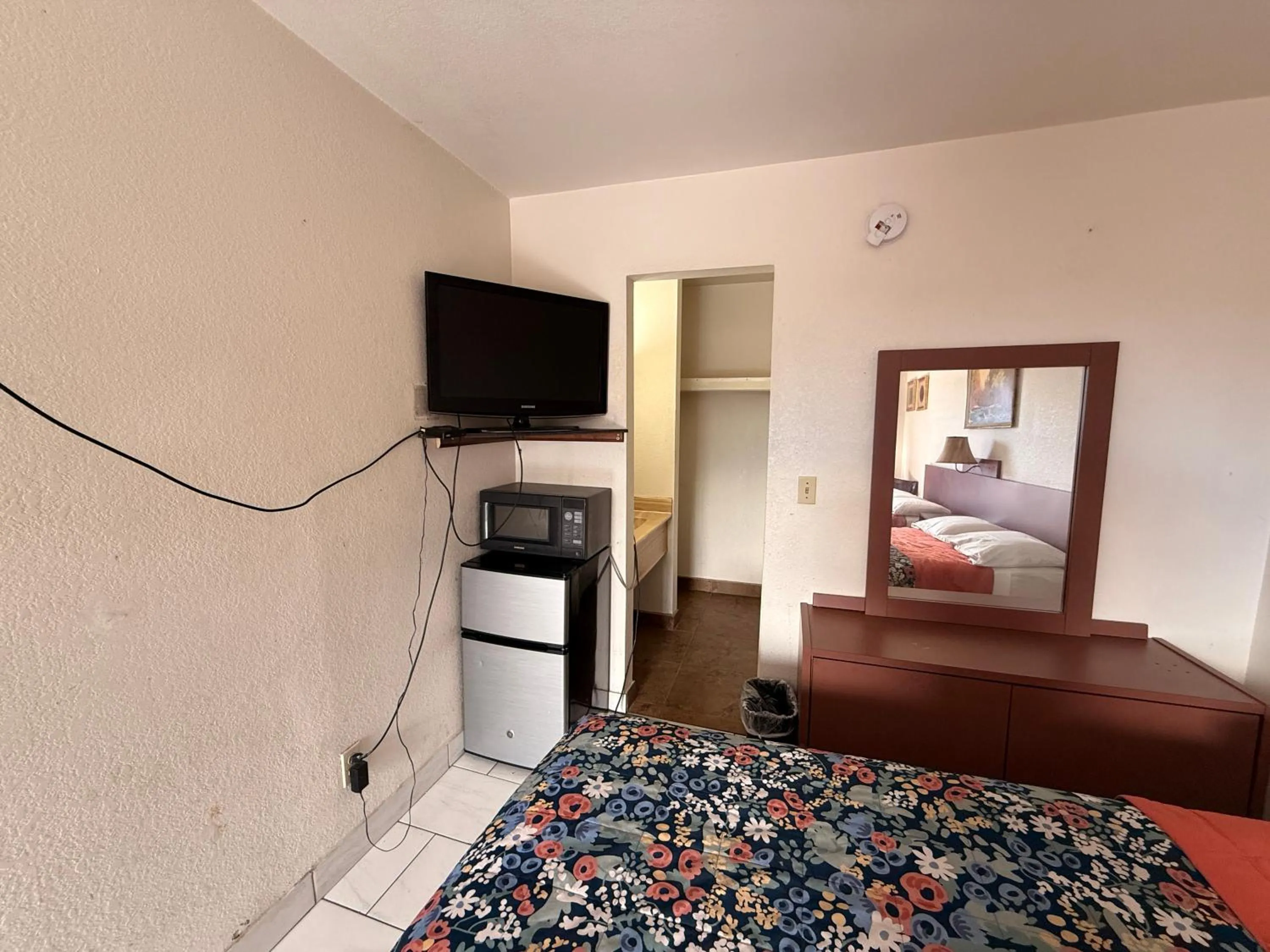 Bed in Del Rio Hotel O near Mesa Downtown