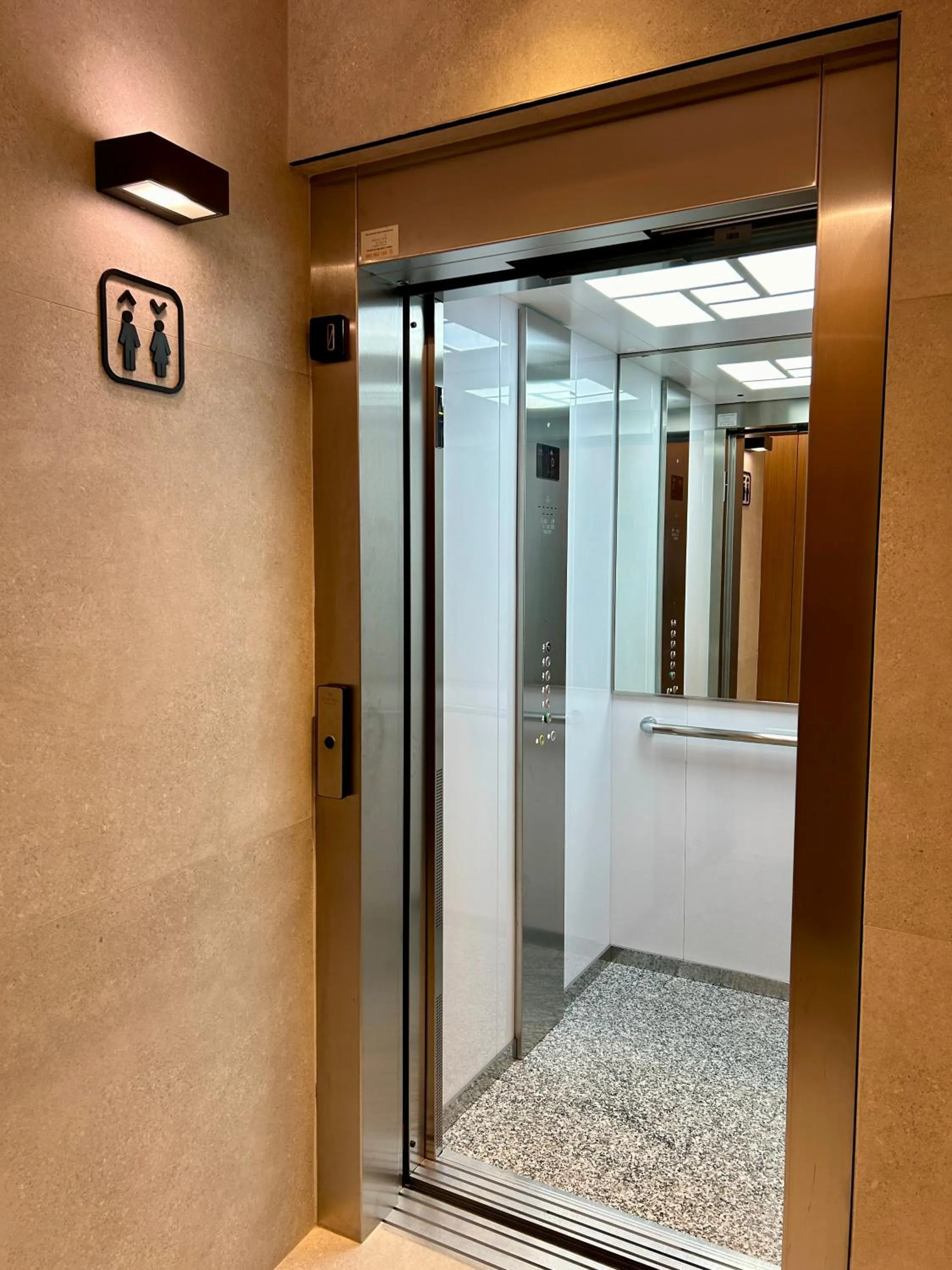 elevator in Pensión La Orozca Benidorm