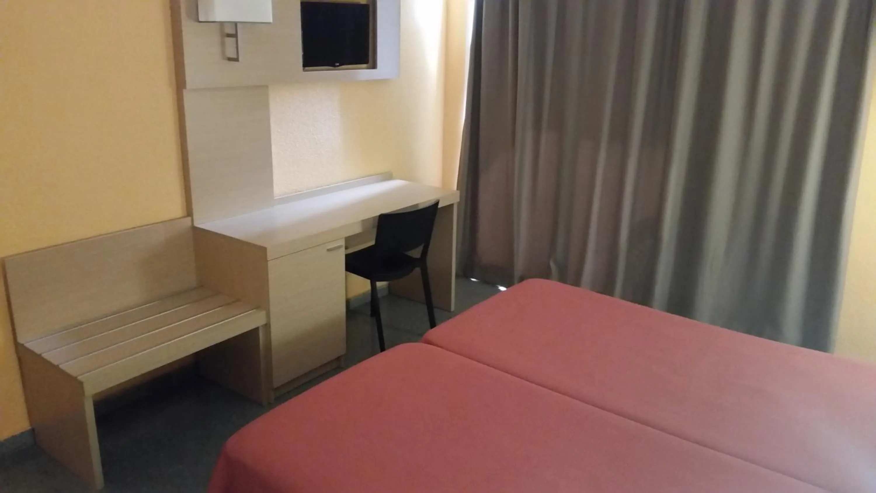 Photo of the whole room, Bed in Mont-Park