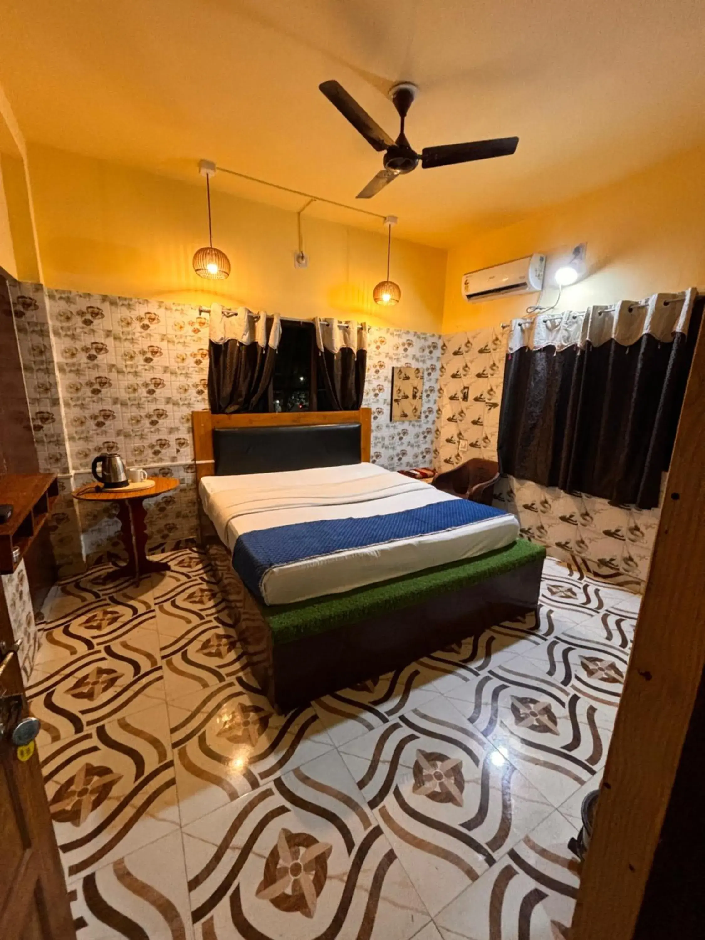 Double Room in Plush hotels Double Room in Plush hotels