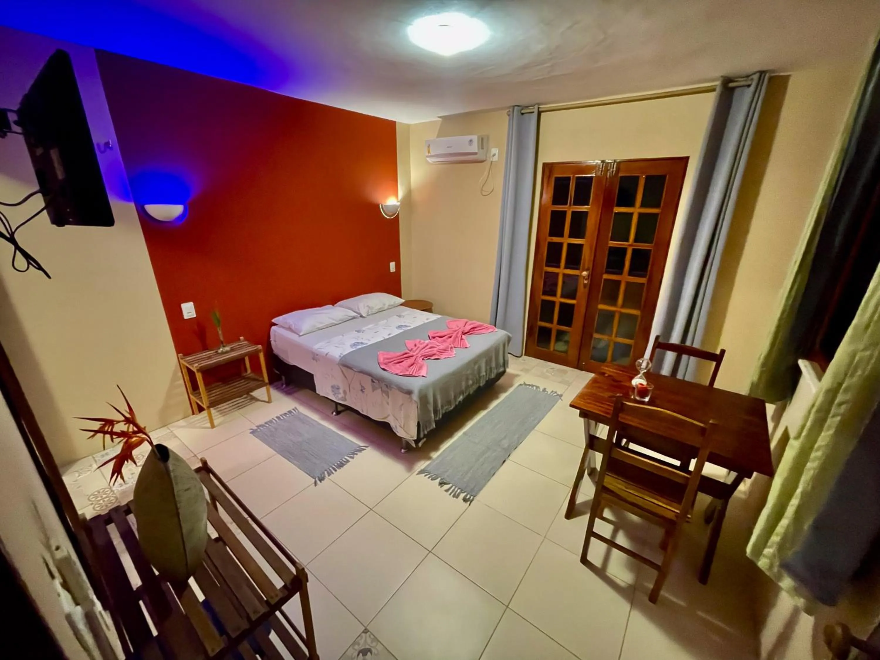 Large Double Room - single occupancy in Casa do Jardim- Villa Botanica