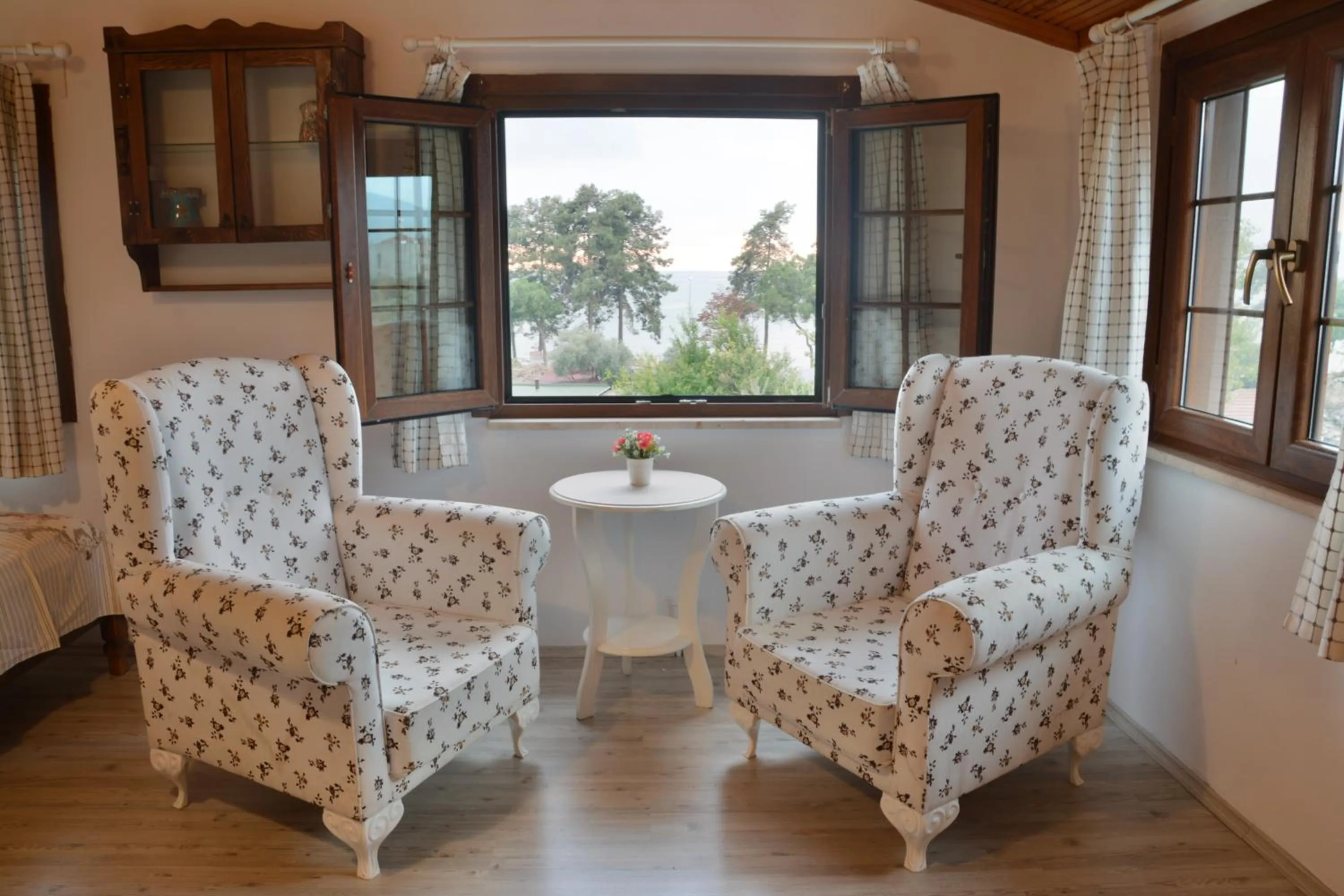 Seating area in İznik Seyir Otel