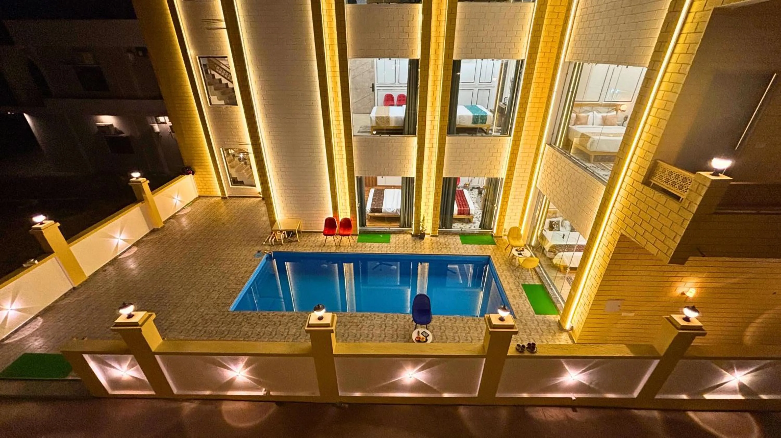 Pool view in Asapin Vanymahal